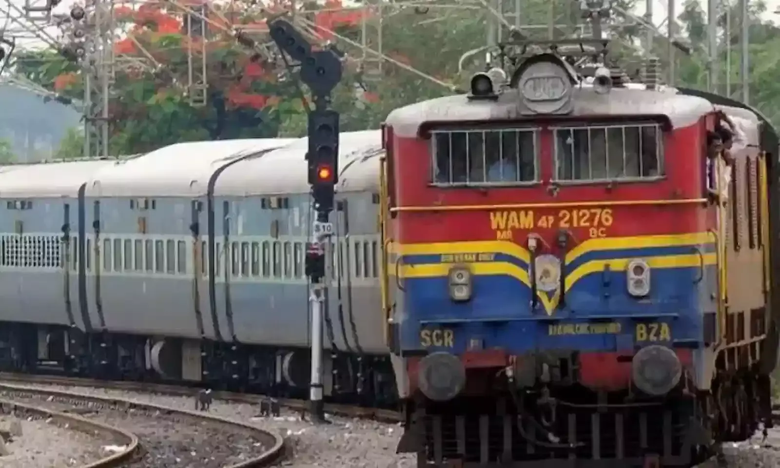 रेलवे ट्रैक पर खड़ी असारवा आगरा कैंट स्पेशल ट्रेन और प्लेटफार्म पर मौजूद यात्री। रेलवे ट्रैक पर खड़ी असारवा आगरा कैंट स्पेशल ट्रेन और प्लेटफार्म पर मौजूद यात्री।