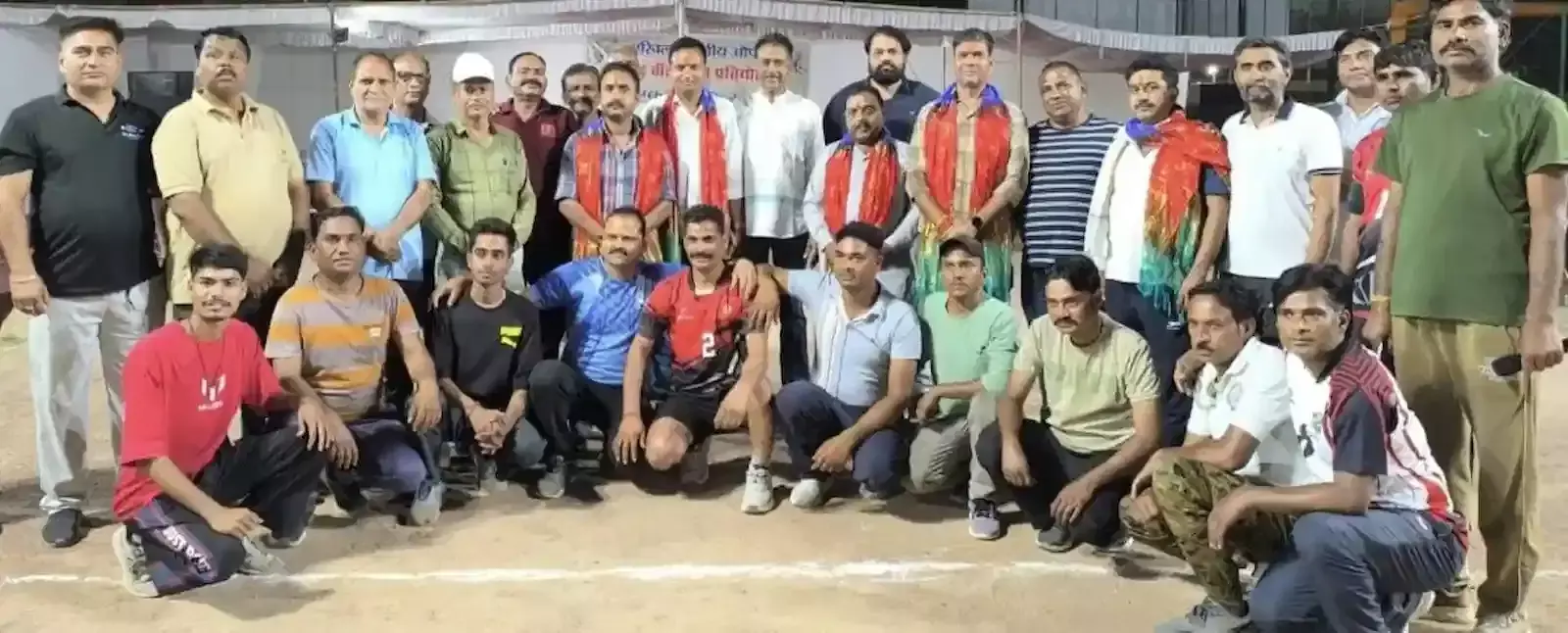बारां खेल संकुल मैदान में आयोजित शूटिंग बॉल प्रतियोगिता के दौरान अतिथियों द्वारा खिलाड़ियों का स्वागत और उद्घाटन समारोह का दृश्य। बारां खेल संकुल मैदान में आयोजित शूटिंग बॉल प्रतियोगिता के दौरान अतिथियों द्वारा खिलाड़ियों का स्वागत और उद्घाटन समारोह का दृश्य।
