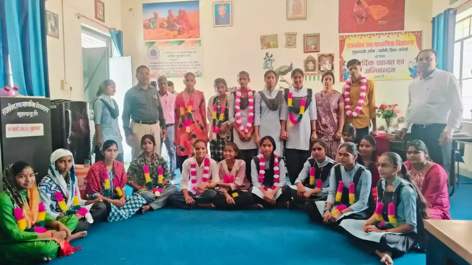 गुढ़ाचंद्रजी राजकीय विद्यालय में शिक्षकों द्वारा मेधावी छात्र छात्राओं को साफा पहनाकर सम्मानित करते हुए दृश्य। गुढ़ाचंद्रजी राजकीय विद्यालय में शिक्षकों द्वारा मेधावी छात्र छात्राओं को साफा पहनाकर सम्मानित करते हुए दृश्य।