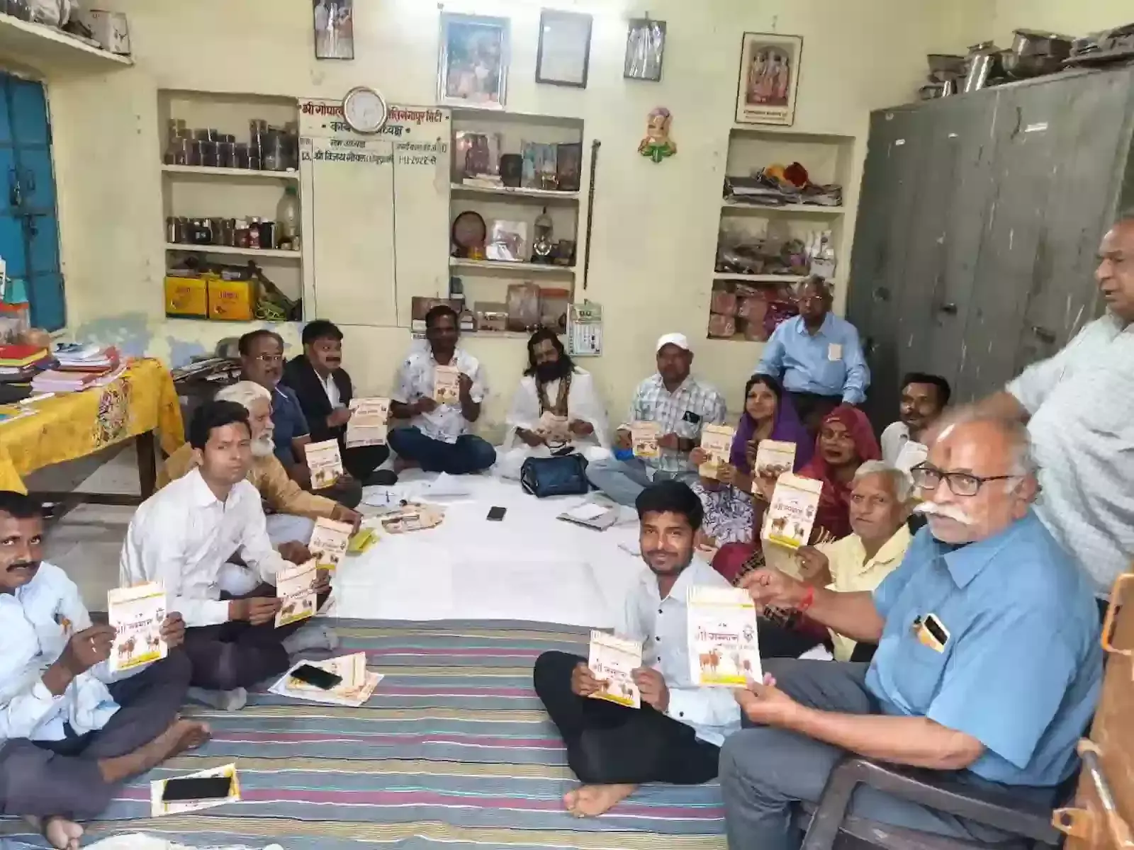 श्री गोपाल गौशाला गंगापुर में गो सम्मान आह्वान अभियान की बैठक के दौरान मंच पर बैठे संत और गौ सेवक। श्री गोपाल गौशाला गंगापुर में गो सम्मान आह्वान अभियान की बैठक के दौरान मंच पर बैठे संत और गौ सेवक।