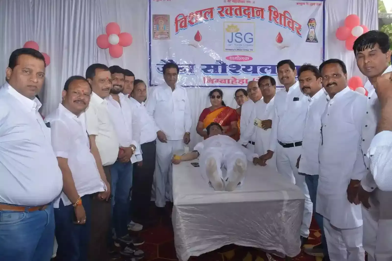 निंबाहेड़ा में महावीर जयंती पर आयोजित शिविर में रक्तदाताओं का उत्साहवर्धन करते अतिथि और जैन सोशल ग्रुप के सदस्य। निंबाहेड़ा में महावीर जयंती पर आयोजित शिविर में रक्तदाताओं का उत्साहवर्धन करते अतिथि और जैन सोशल ग्रुप के सदस्य।