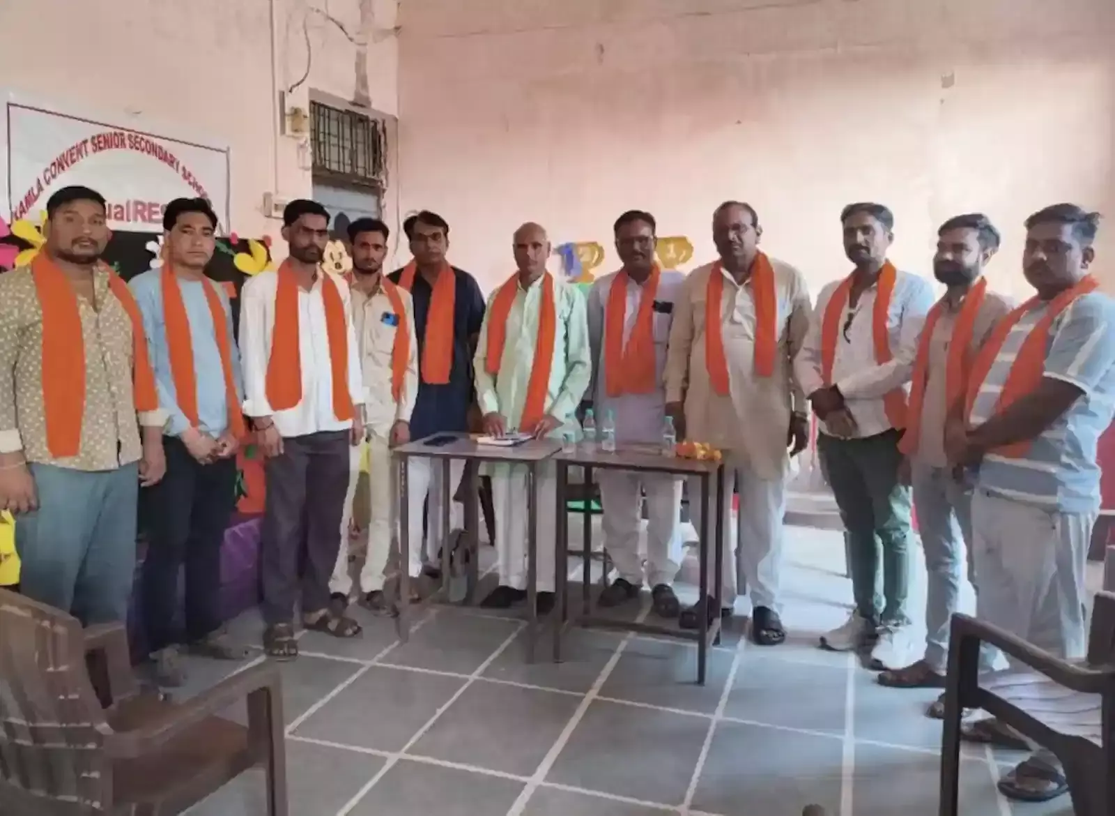 अटरू के निजी विद्यालय में अखिल भारतीय ग्राहक पंचायत की बैठक के दौरान मंचासीन पदाधिकारी और उपस्थित कार्यकर्ता। अटरू के निजी विद्यालय में अखिल भारतीय ग्राहक पंचायत की बैठक के दौरान मंचासीन पदाधिकारी और उपस्थित कार्यकर्ता।