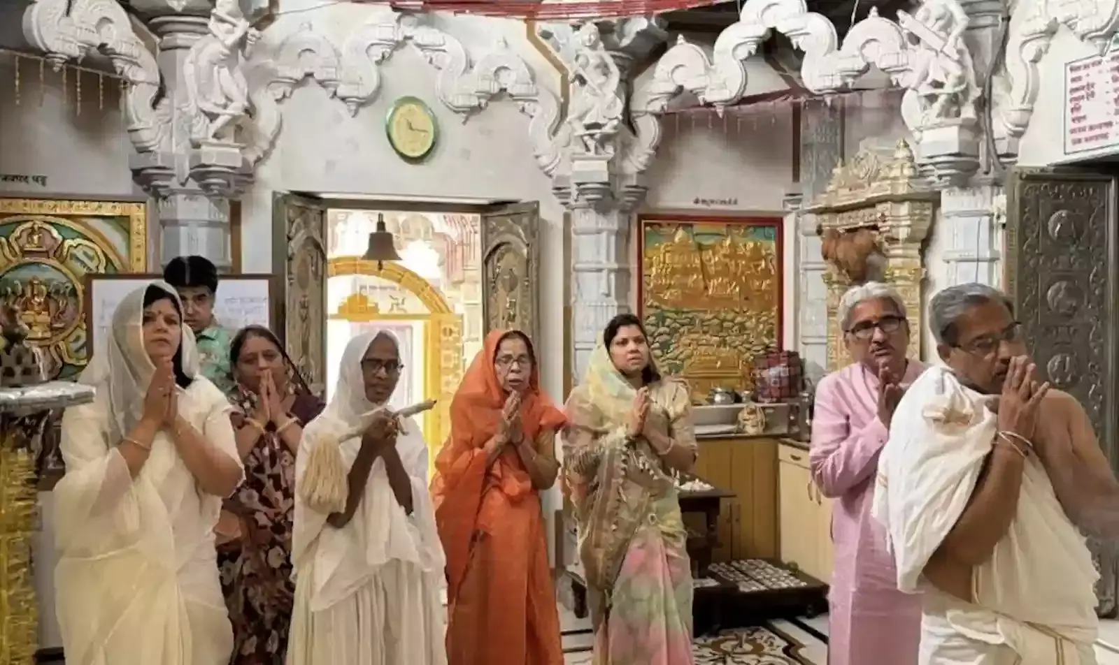 बारां के चन्द्रप्रभू जैन मंदिर में ओली पर्व के दौरान धार्मिक अनुष्ठान करते जैन समाज के श्रद्धालु। बारां के चन्द्रप्रभू जैन मंदिर में ओली पर्व के दौरान धार्मिक अनुष्ठान करते जैन समाज के श्रद्धालु।
