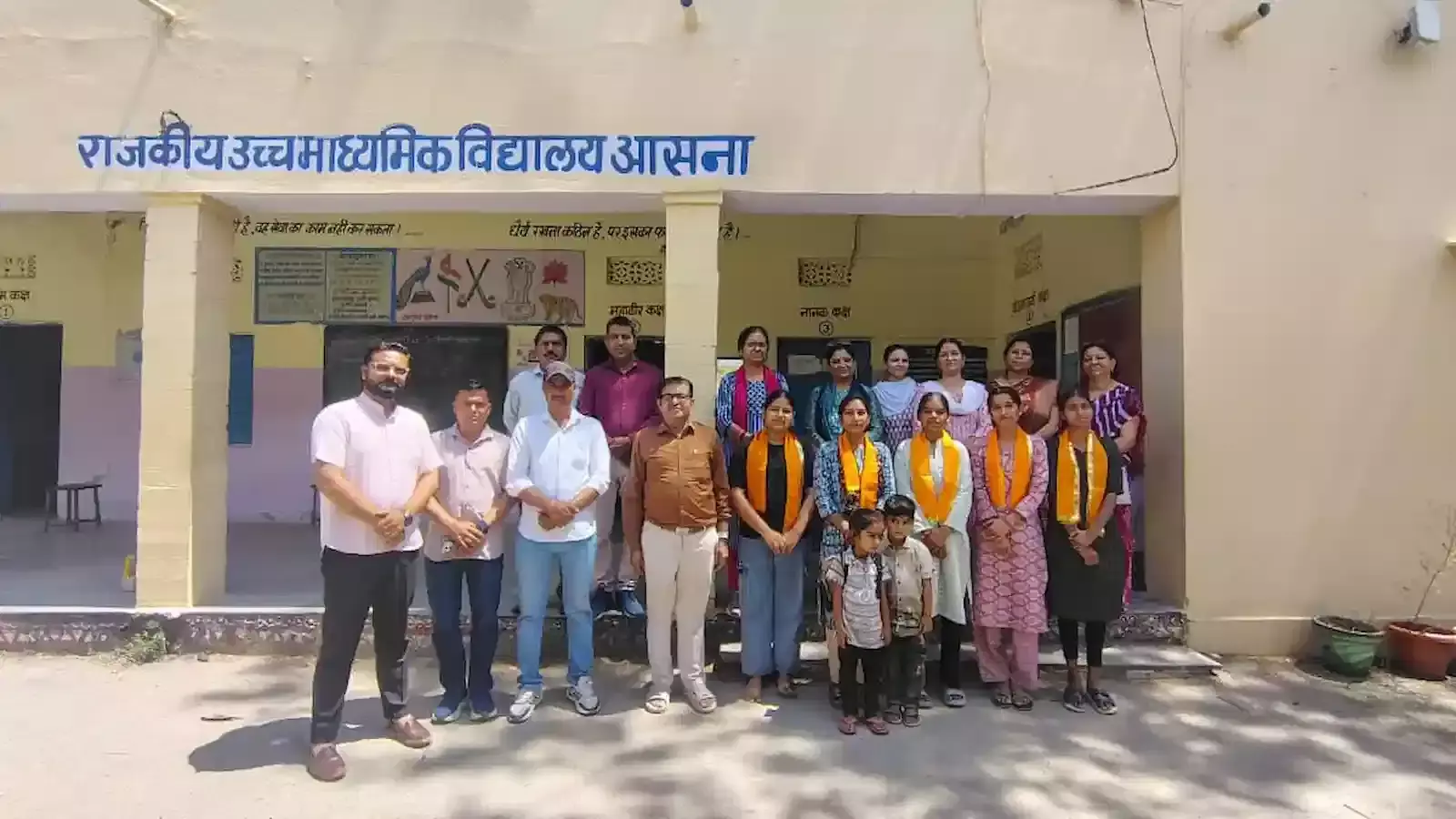 फतहनगर के आसना स्कूल में प्रधानाचार्य मेधावी छात्राओं को ट्रॉफी और प्रमाण पत्र देकर सम्मानित करते हुए।