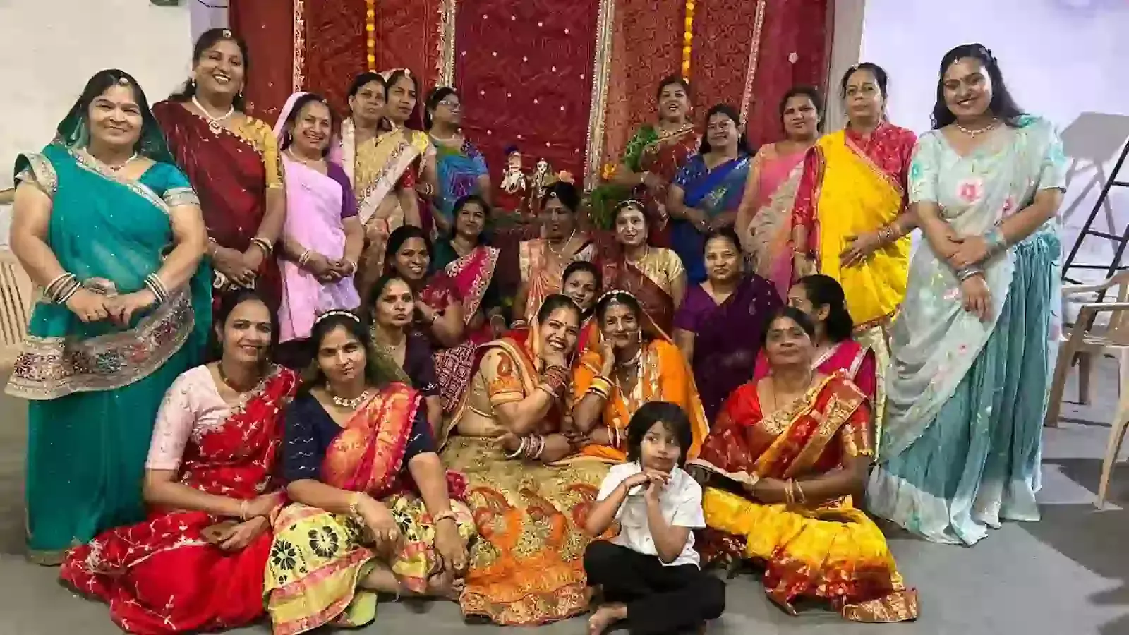 फतहनगर में माहेश्वरी समाज की महिलाएं पारंपरिक वेशभूषा में गणगौर माता की पूजा और उत्सव मनाती हुईं।