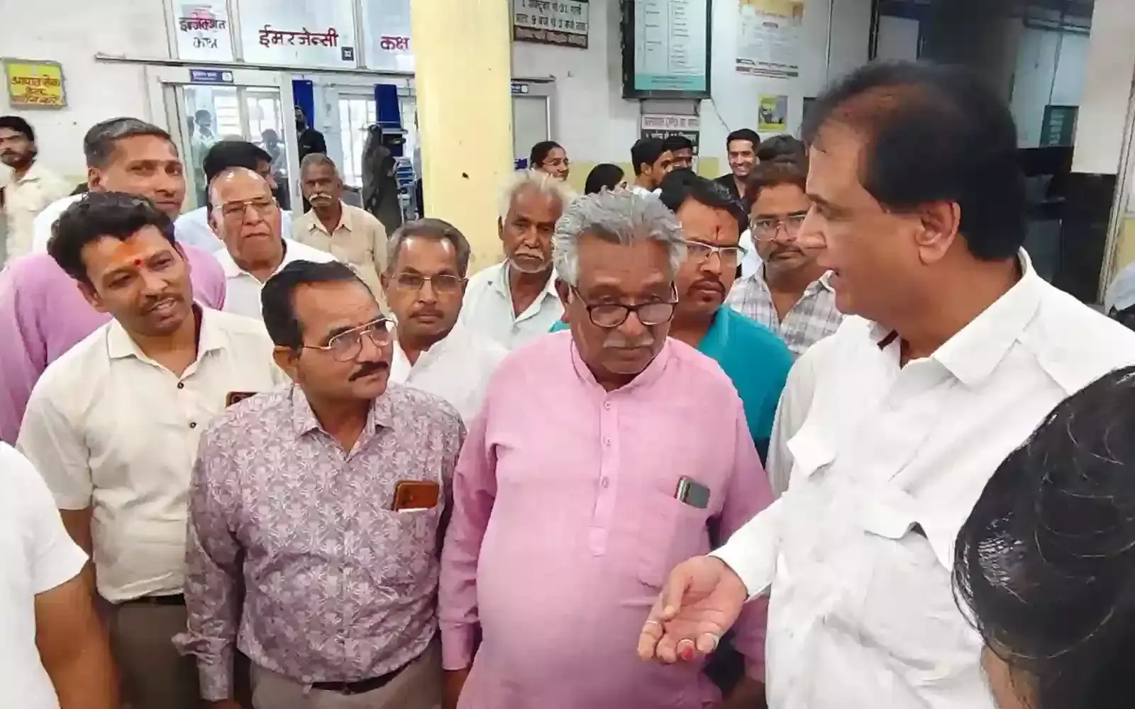 निंबाहेड़ा में विधायक श्रीचंद कृपलानी को ज्ञापन सौंपते मेवाड़ मालवा नाथ योगी समाज के पदाधिकारी और कार्यकर्ता। निंबाहेड़ा में विधायक श्रीचंद कृपलानी को ज्ञापन सौंपते मेवाड़ मालवा नाथ योगी समाज के पदाधिकारी और कार्यकर्ता।