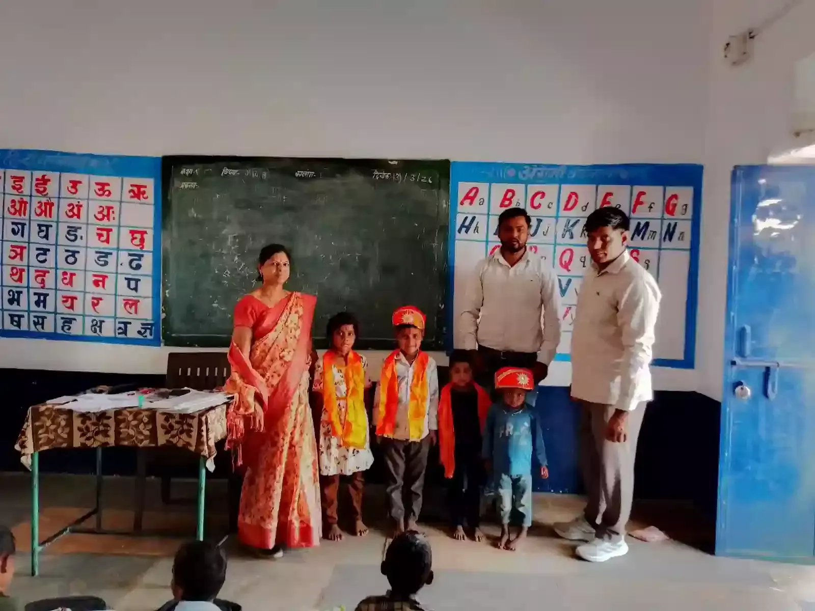 राजकीय प्राथमिक विद्यालय प्रतापगढ़ की भागल में विद्यार्थियों का तिलक करते तहसीलदार रामजीलाल गुर्जर का निरीक्षण। राजकीय प्राथमिक विद्यालय प्रतापगढ़ की भागल में विद्यार्थियों का तिलक करते तहसीलदार रामजीलाल गुर्जर का निरीक्षण।