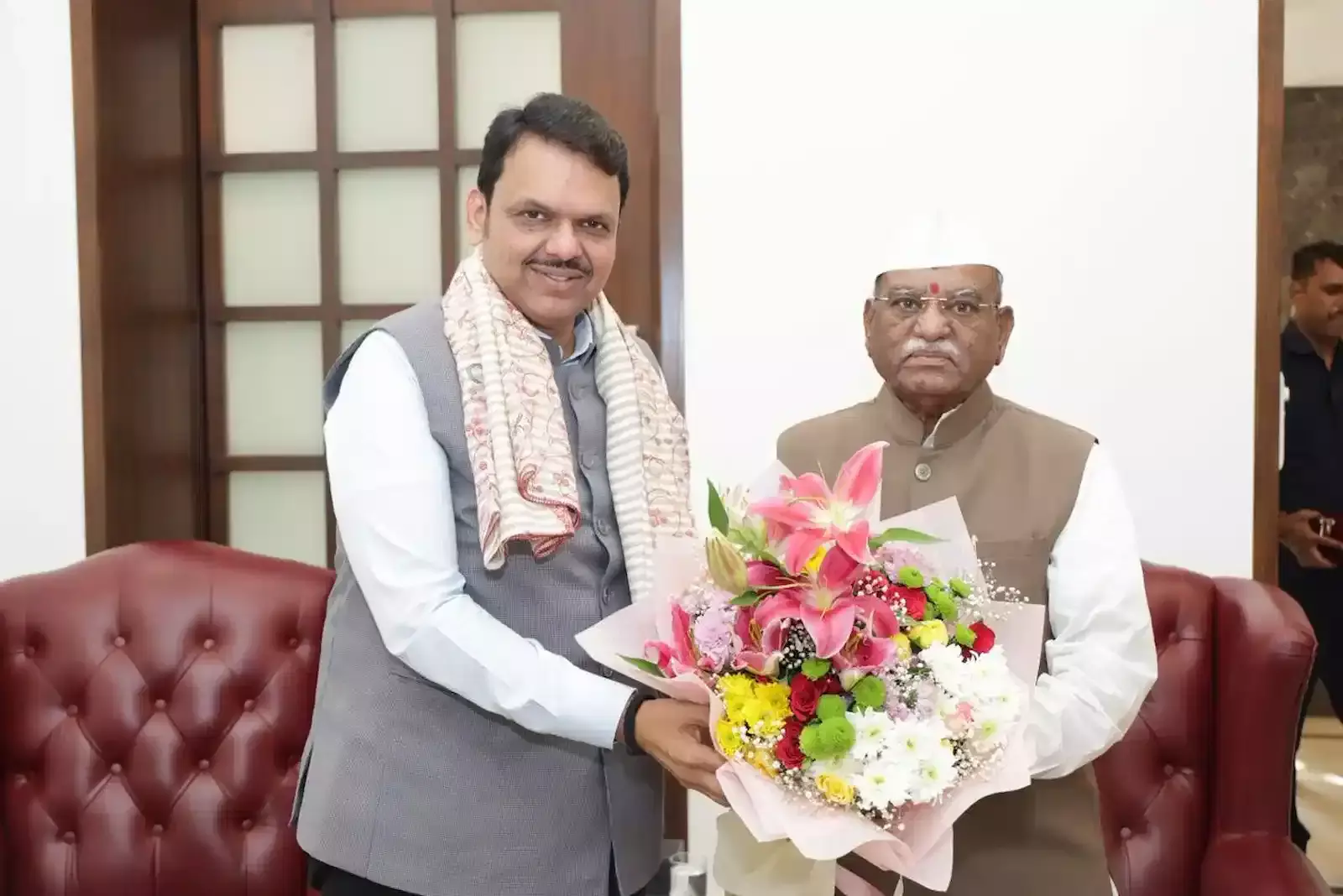 मुंबई में महाराष्ट्र के मुख्यमंत्री देवेंद्र फडणवीस से शिष्टाचार भेंट करते राज्यपाल श्री हरिभाऊ बागडे। मुंबई में महाराष्ट्र के मुख्यमंत्री देवेंद्र फडणवीस से शिष्टाचार भेंट करते राज्यपाल श्री हरिभाऊ बागडे।