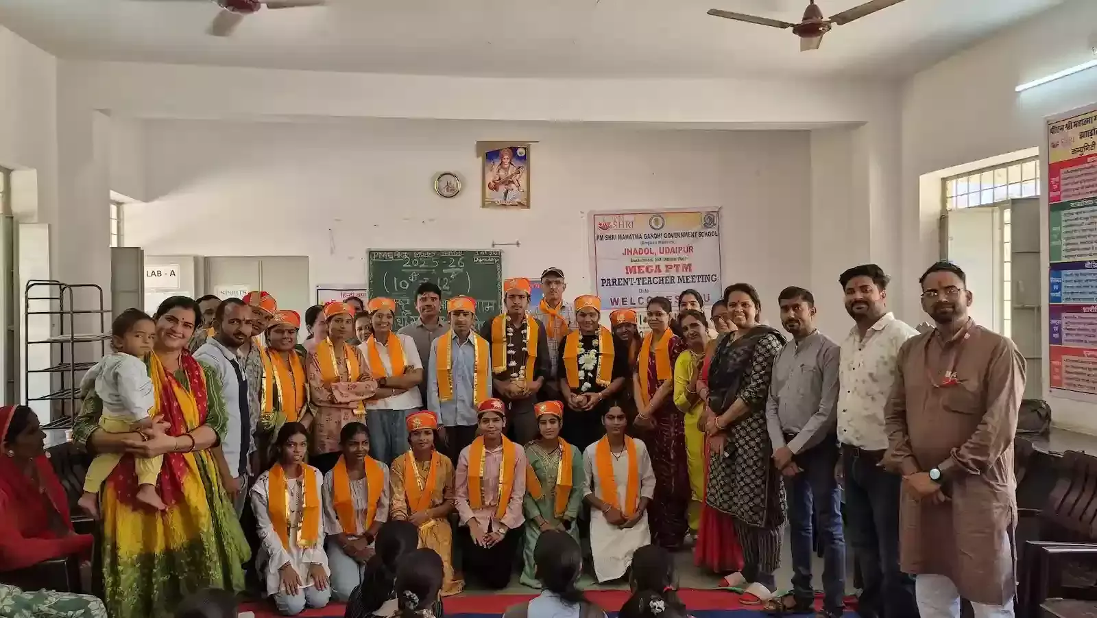 झाडोल के पीएम श्री महात्मा गांधी विद्यालय में मेधावी छात्रों को प्रशस्ति पत्र देकर सम्मानित करते शिक्षा अधिकारी और प्रधानाचार्या। झाडोल के पीएम श्री महात्मा गांधी विद्यालय में मेधावी छात्रों को प्रशस्ति पत्र देकर सम्मानित करते शिक्षा अधिकारी और प्रधानाचार्या।