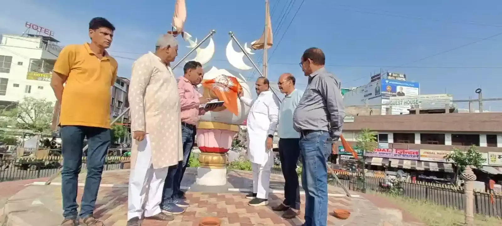 परशुराम सर्कल कोटा में सफाई और रखरखाव का जायजा लेते विप्र फाउंडेशन के सदस्य और वार्ड पार्षद। परशुराम सर्कल कोटा में सफाई और रखरखाव का जायजा लेते विप्र फाउंडेशन के सदस्य और वार्ड पार्षद।