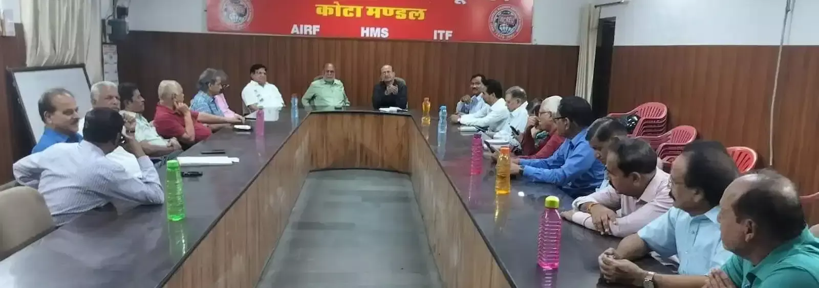 कोटा जंक्शन कार्यालय में ऑल इंडिया रेलवेमेन पेंशनर्स वेलफेयर फेडरेशन की बैठक में चर्चा करते पदाधिकारी। कोटा जंक्शन कार्यालय में ऑल इंडिया रेलवेमेन पेंशनर्स वेलफेयर फेडरेशन की बैठक में चर्चा करते पदाधिकारी।