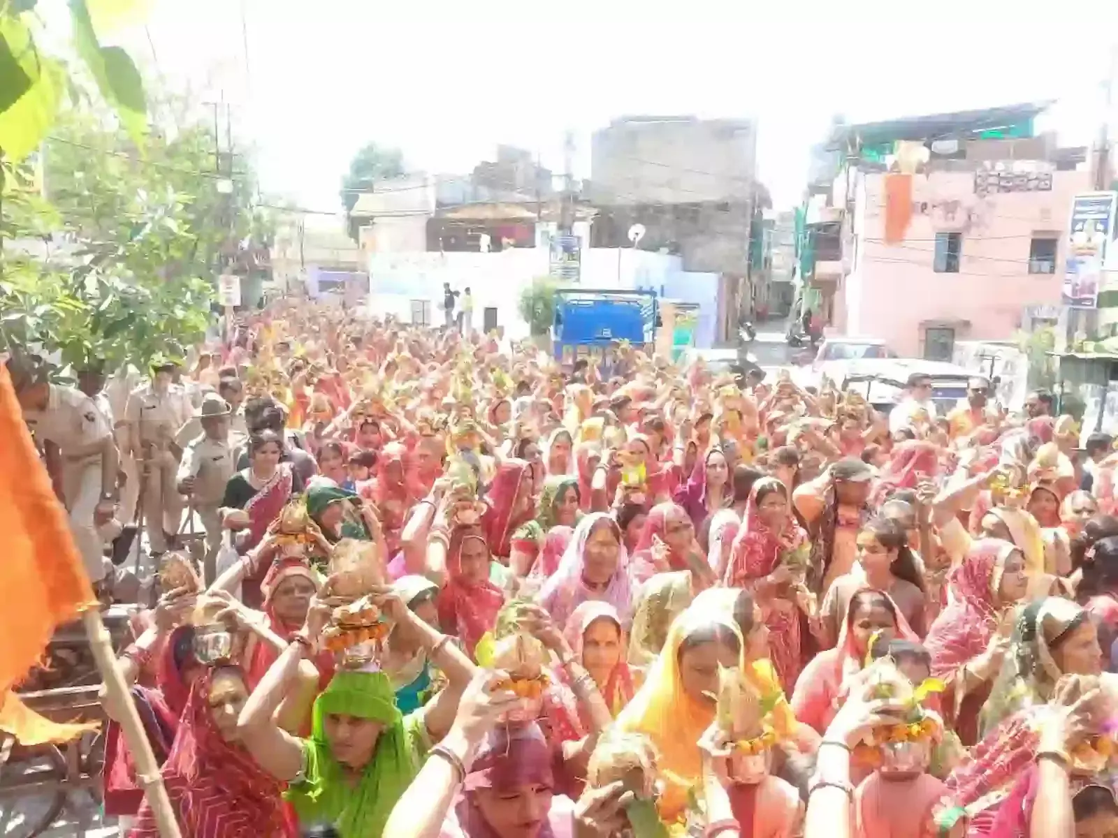 कोटा के छावनी में श्री मंशापूर्ण हनुमान मंदिर जन्मोत्सव पर कलश यात्रा निकालती महिलाएं। कोटा के छावनी में श्री मंशापूर्ण हनुमान मंदिर जन्मोत्सव पर कलश यात्रा निकालती महिलाएं।