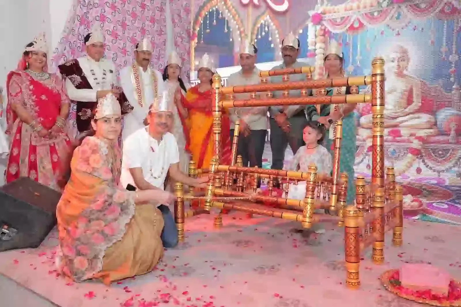 कोटा के प्रज्ञालोक भवन में महावीर जयंती पर पालने में बैठे बाल स्वरूप शिशु और पूजा करते श्रद्धालु कोटा के प्रज्ञालोक भवन में महावीर जयंती पर पालने में बैठे बाल स्वरूप शिशु और पूजा करते श्रद्धालु