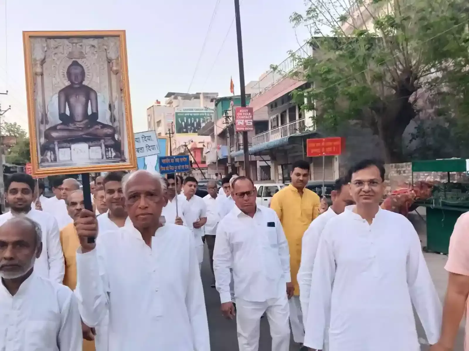 इंद्र विहार कोटा में महावीर जन्म कल्याणक पर प्रभात फेरी निकालते श्रद्धालु और अहिंसा संदेश की तख्तियां। इंद्र विहार कोटा में महावीर जन्म कल्याणक पर प्रभात फेरी निकालते श्रद्धालु और अहिंसा संदेश की तख्तियां।