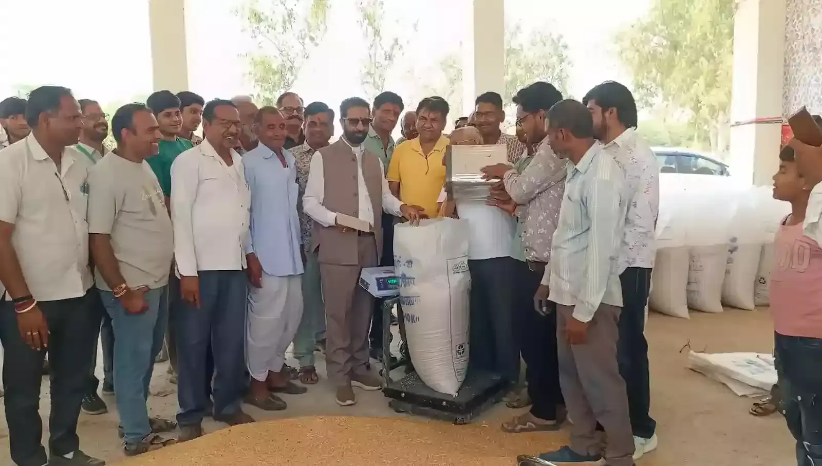 भूपालसागर मंडी में विधायक अर्जुनलाल जीनगर लाभार्थी को दो लाख रुपये का सहायता चेक प्रदान करते हुए। भूपालसागर मंडी में विधायक अर्जुनलाल जीनगर लाभार्थी को दो लाख रुपये का सहायता चेक प्रदान करते हुए।