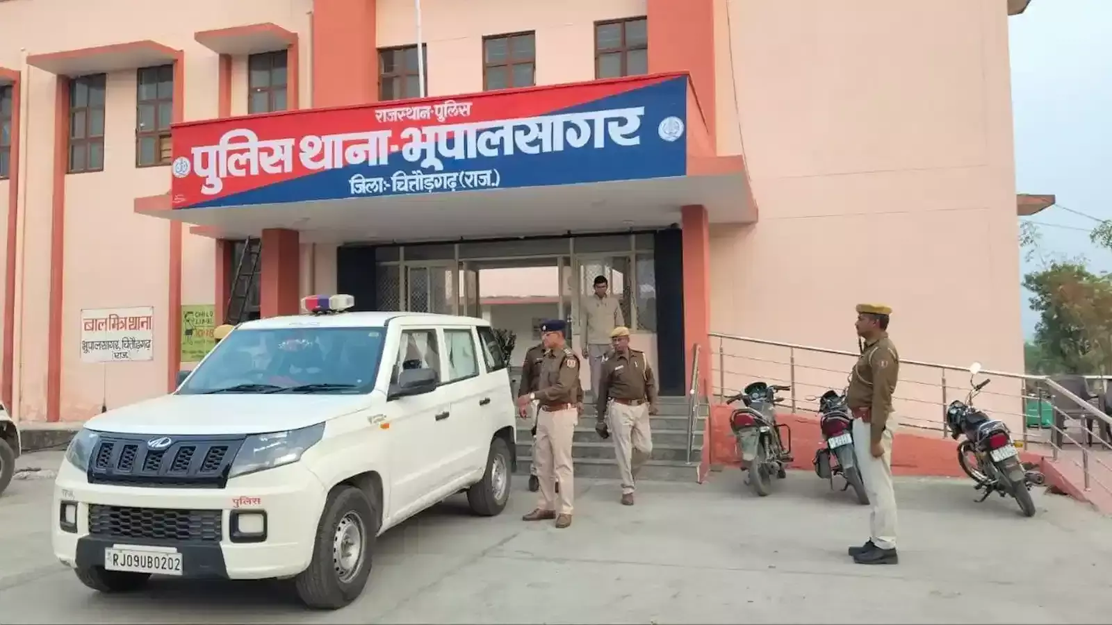 रामाखेड़ा गांव में पुलिस बल की तैनाती और भूपालसागर थाने के बाहर कानूनी कार्रवाई की प्रक्रिया। रामाखेड़ा गांव में पुलिस बल की तैनाती और भूपालसागर थाने के बाहर कानूनी कार्रवाई की प्रक्रिया।