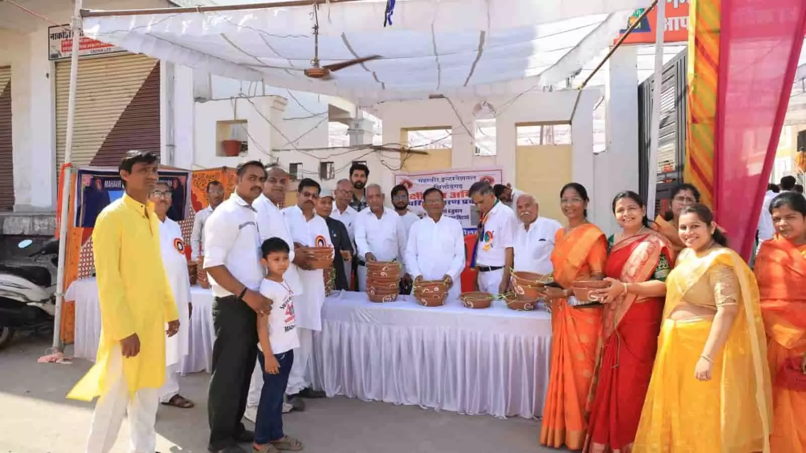 चित्तौड़गढ़: महावीर इंटरनेशनल ने बांटे 1200 परिंडे, पक्षियों को मिलेगी राहत चित्तौड़गढ़: महावीर इंटरनेशनल ने बांटे 1200 परिंडे, पक्षियों को मिलेगी राहत
