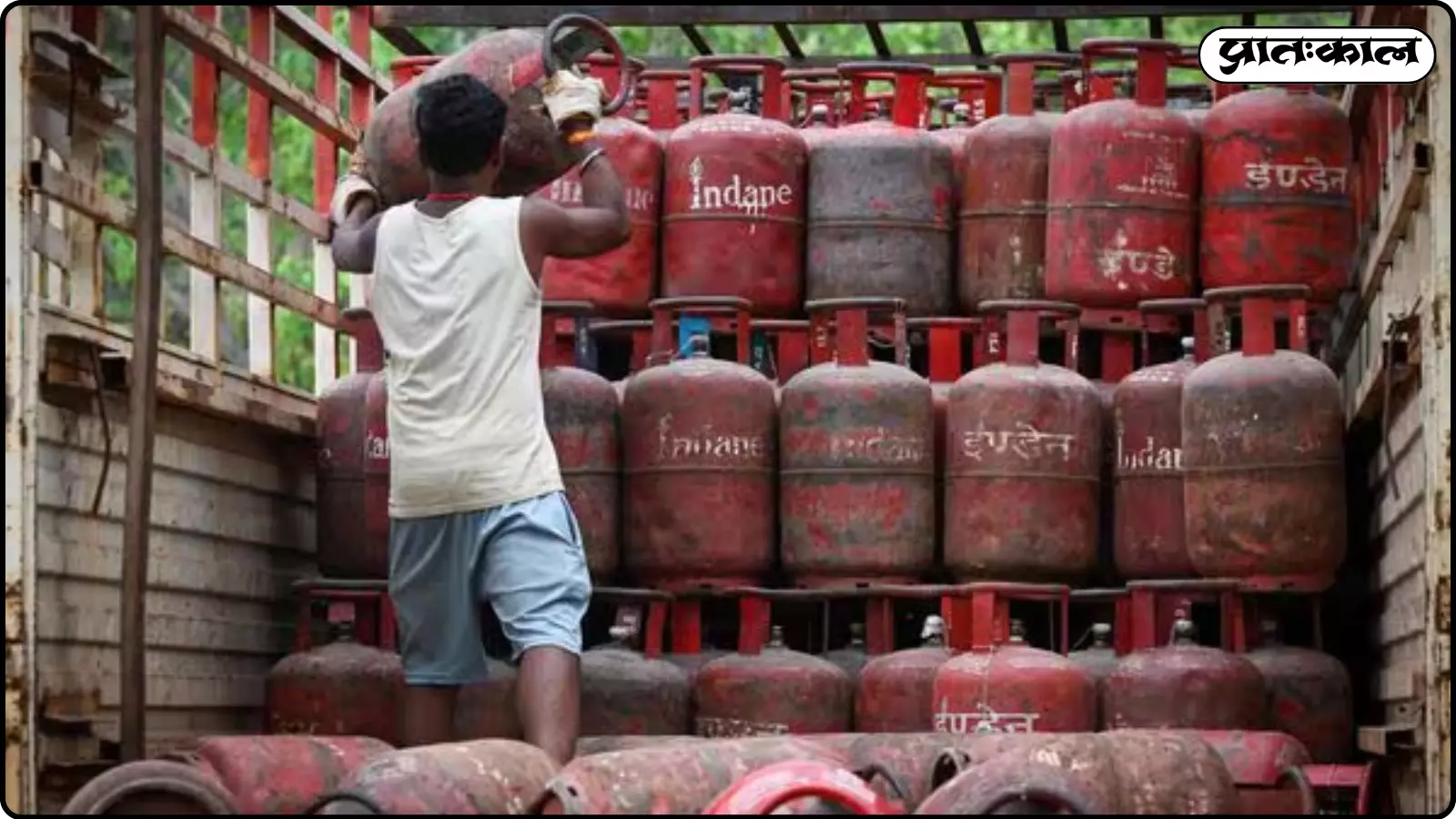भारत में कमर्शियल LPG सिलेंडर की कीमतों में अप्रैल 2026 से तेज बढ़ोतरी दर्ज की गई है। भारत में कमर्शियल LPG सिलेंडर की कीमतों में अप्रैल 2026 से तेज बढ़ोतरी दर्ज की गई है।