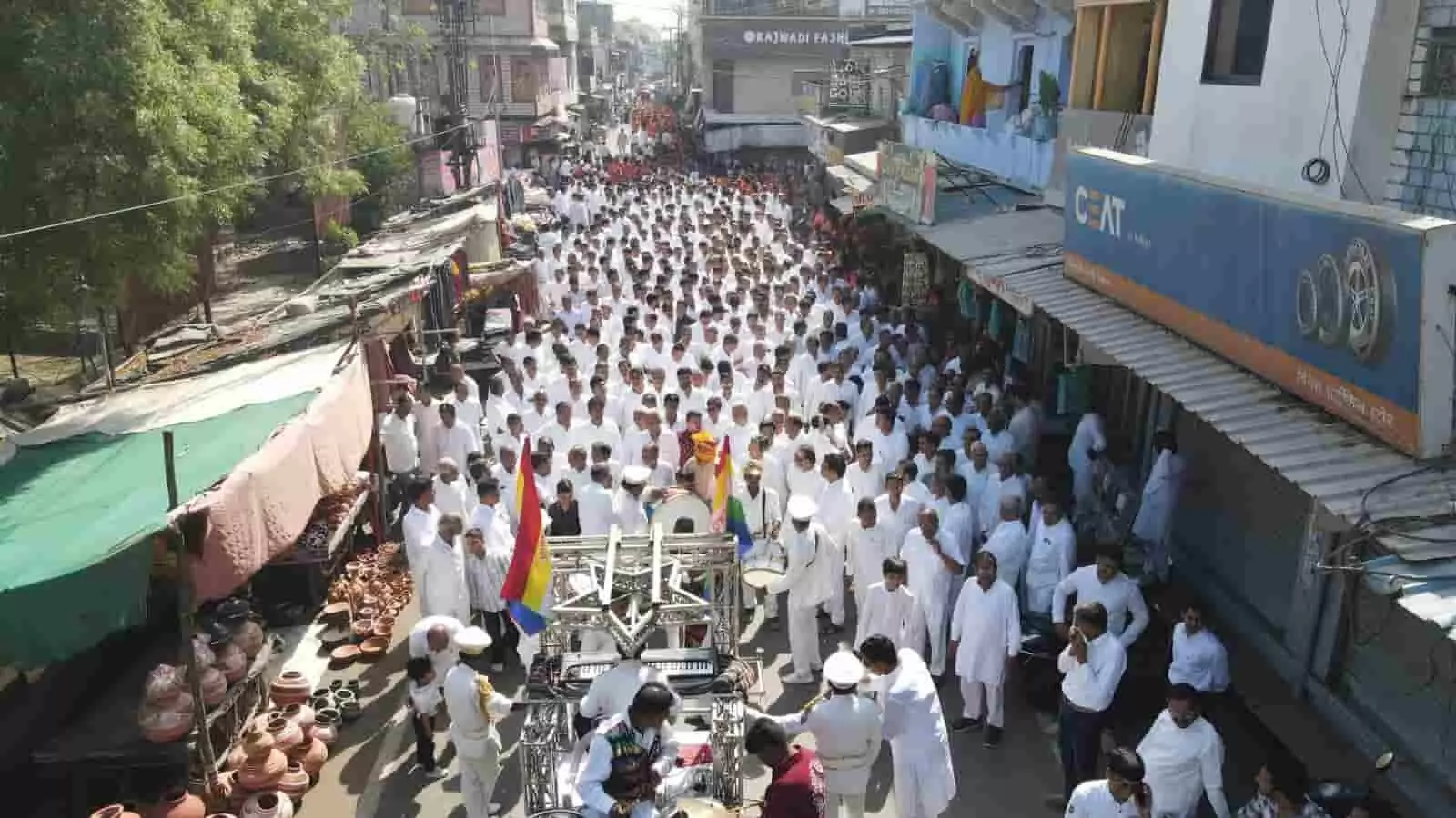 निम्बाहेड़ा: भगवान महावीर स्वामी के 2625वें जन्म कल्याणक पर निकली विशाल शोभायात्रा निम्बाहेड़ा: भगवान महावीर स्वामी के 2625वें जन्म कल्याणक पर निकली विशाल शोभायात्रा