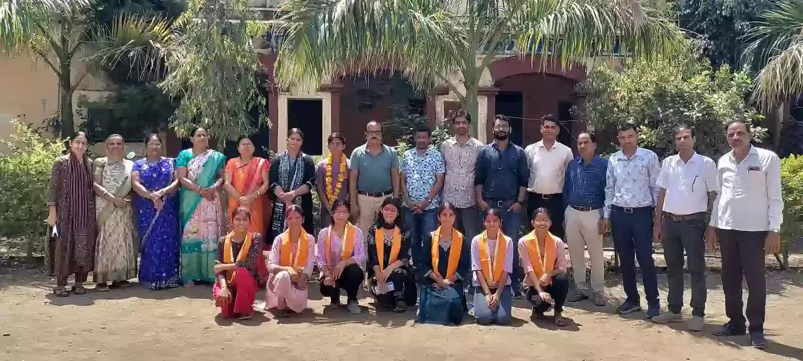 छोटीसादड़ी के गोमाना में शिक्षकों द्वारा मेधावी विद्यार्थियों और उनके अभिभावकों का घर पर किया जा रहा सम्मान। छोटीसादड़ी के गोमाना में शिक्षकों द्वारा मेधावी विद्यार्थियों और उनके अभिभावकों का घर पर किया जा रहा सम्मान।