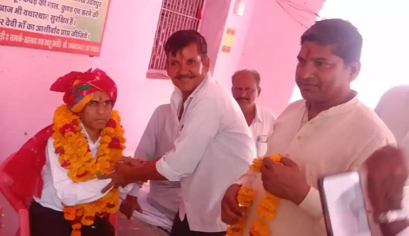 श्री भंवर माता मंदिर छोटीसादड़ी में नारकोटिक्स अधिकारियों का स्वागत करती किसान विकास समिति की तस्वीर। श्री भंवर माता मंदिर छोटीसादड़ी में नारकोटिक्स अधिकारियों का स्वागत करती किसान विकास समिति की तस्वीर।