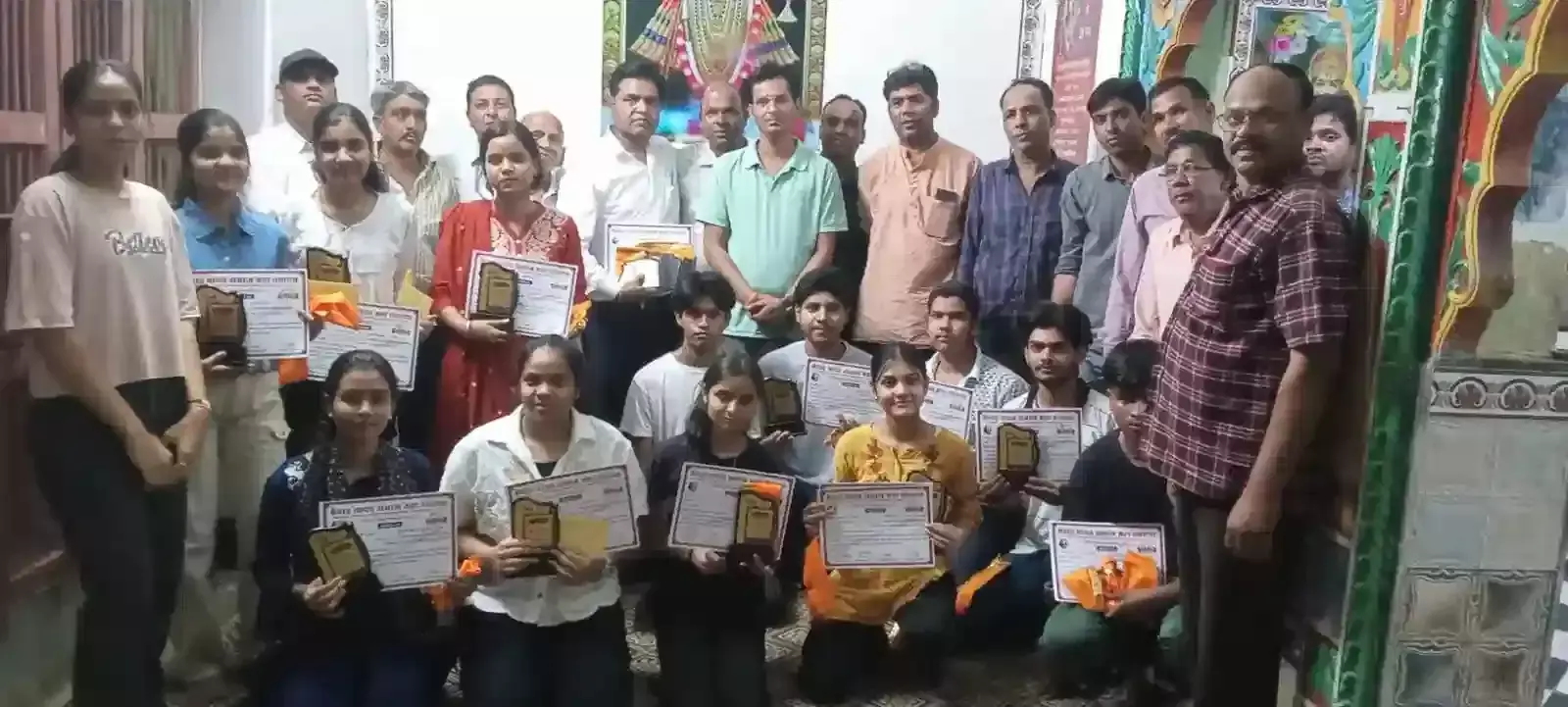 छोटीसादडी के श्री राधाकृष्ण मंदिर में मेवाड़ यादव समाज द्वारा आयोजित छात्र सम्मान समारोह का दृश्य। छोटीसादडी के श्री राधाकृष्ण मंदिर में मेवाड़ यादव समाज द्वारा आयोजित छात्र सम्मान समारोह का दृश्य।