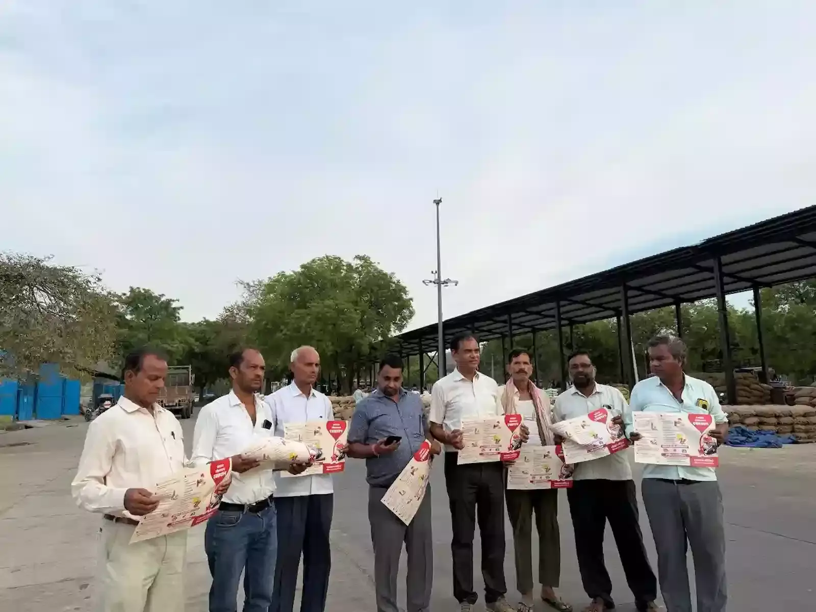 सवाई माधोपुर की अनाज मंडी में रक्तदान जागरूकता अभियान के दौरान उपस्थित ग्रेन मर्चेंट एसोसिएशन के पदाधिकारी और सदस्य। सवाई माधोपुर की अनाज मंडी में रक्तदान जागरूकता अभियान के दौरान उपस्थित ग्रेन मर्चेंट एसोसिएशन के पदाधिकारी और सदस्य।