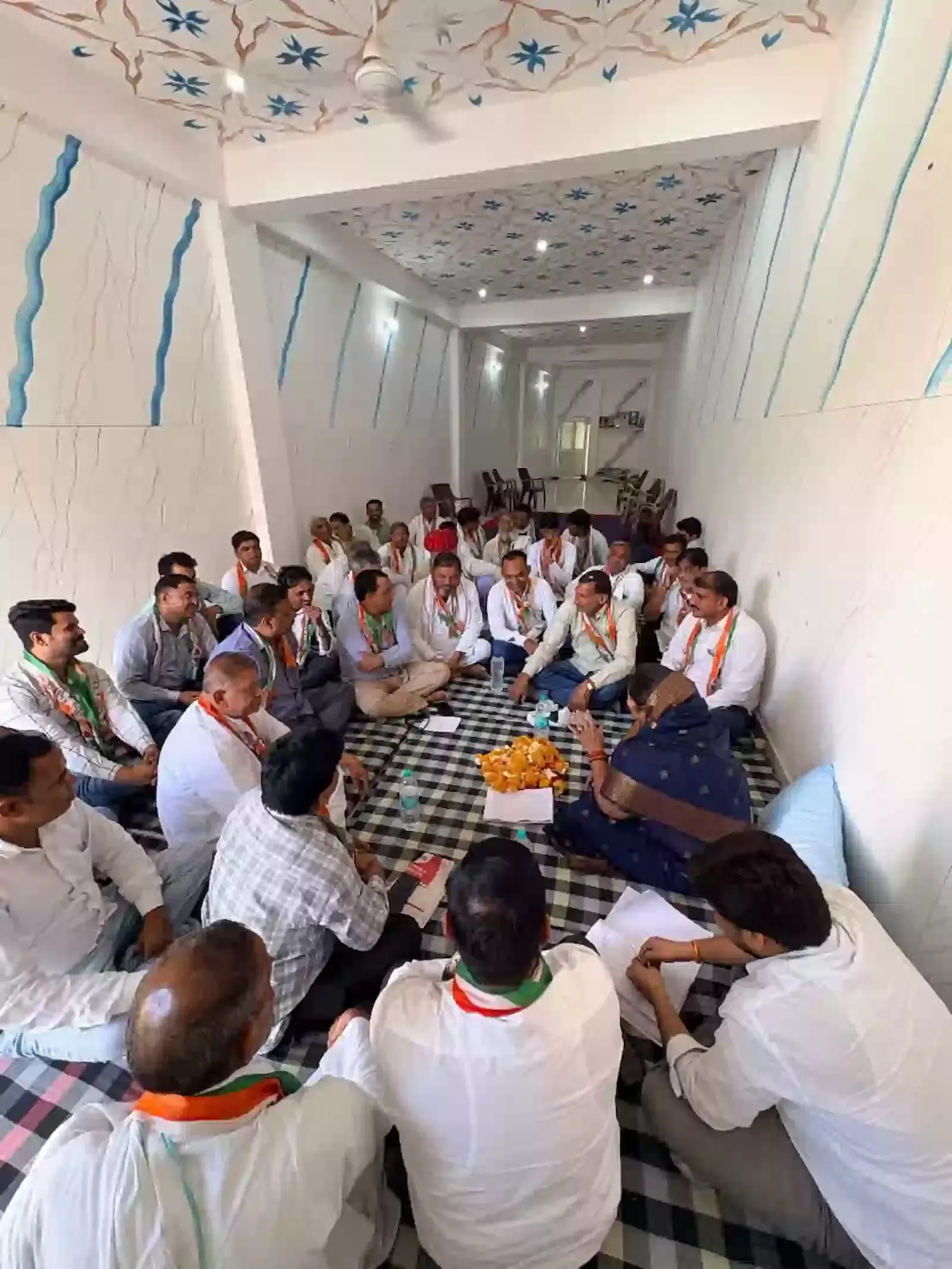 सवाई माधोपुर जिला कांग्रेस कार्यालय में बैठक करतीं विधायक इंदिरा मीणा और पार्टी कार्यकर्ता। सवाई माधोपुर जिला कांग्रेस कार्यालय में बैठक करतीं विधायक इंदिरा मीणा और पार्टी कार्यकर्ता।
