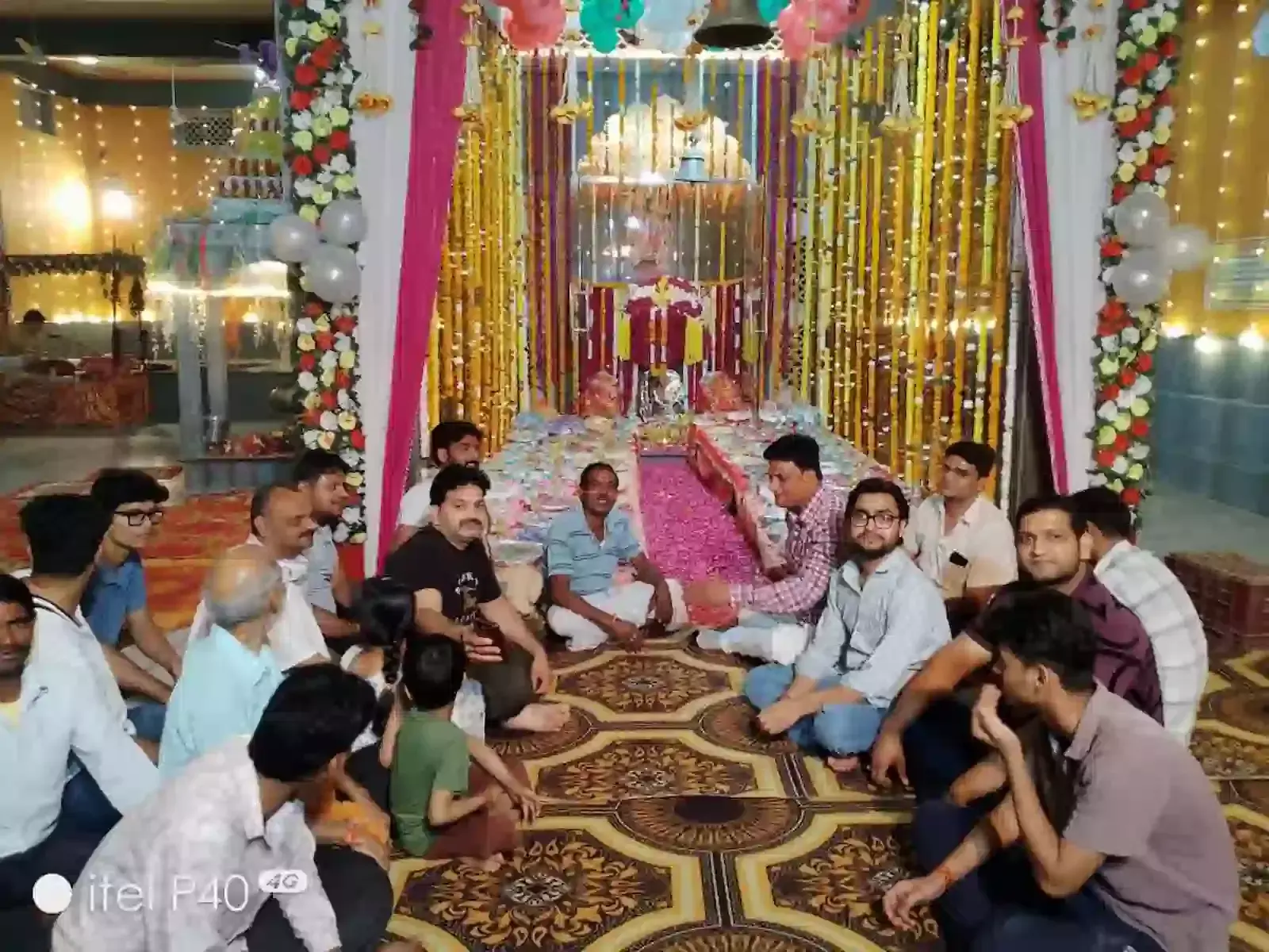 भुसावर के भगतराज हनुमान मंदिर में सजाई गई 56 भोग झांकी और फूल बंगला के दर्शन करते श्रद्धालु। भुसावर के भगतराज हनुमान मंदिर में सजाई गई 56 भोग झांकी और फूल बंगला के दर्शन करते श्रद्धालु।