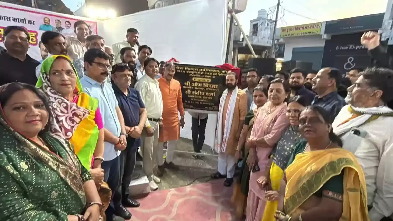 अनन्तपुरा राजपूत कॉलोनी में विधायक संदीप शर्मा सीसी रोड़ और नाली निर्माण कार्य का शिलान्यास करते हुए।