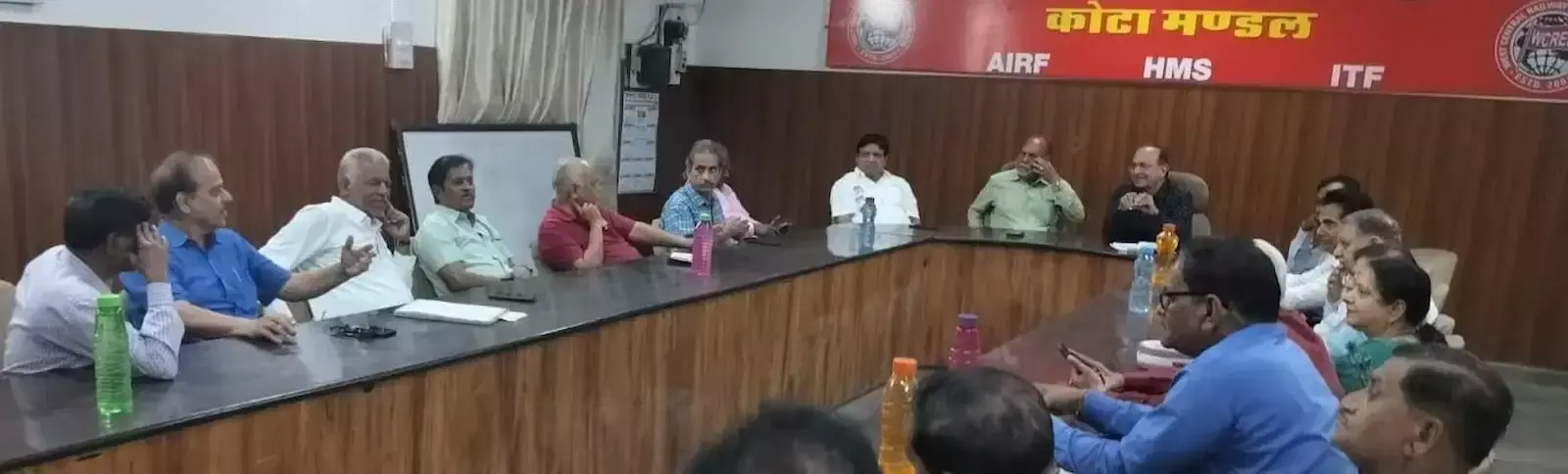 कोटा में ऑल इंडिया रेलवेमेन पेंशनर्स वेलफेयर फेडरेशन की बैठक में चर्चा करते पदाधिकारी और सदस्य।