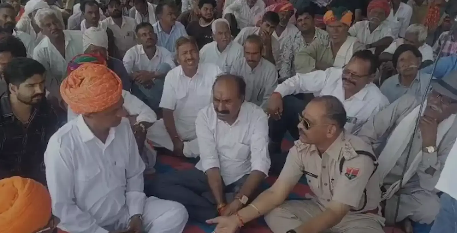 देवगढ़ थाना पुलिस की कस्टडी में खड़े हत्या के चार आरोपी और पुलिस अधिकारी। देवगढ़ थाना पुलिस की कस्टडी में खड़े हत्या के चार आरोपी और पुलिस अधिकारी।