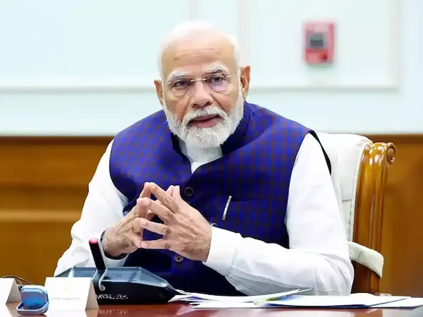 नई दिल्ली में प्रधानमंत्री नरेंद्र मोदी वरिष्ठ कैबिनेट मंत्रियों के साथ पश्चिम एशिया संकट पर सुरक्षा समिति की बैठक करते हुए। नई दिल्ली में प्रधानमंत्री नरेंद्र मोदी वरिष्ठ कैबिनेट मंत्रियों के साथ पश्चिम एशिया संकट पर सुरक्षा समिति की बैठक करते हुए।