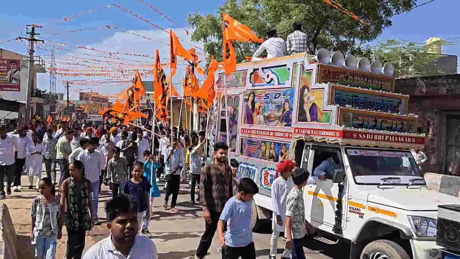 भूपालसागर: हनुमान जन्मोत्सव पर अखाड़े के करतबों के साथ निकली भव्य शोभायात्रा