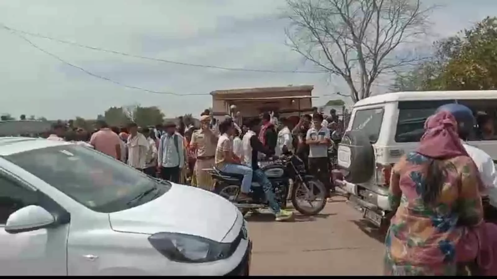 करौली: गैस किल्लत पर भड़का आक्रोश, कैलादेवी मार्ग पर सिलेंडर रख लगाया जाम