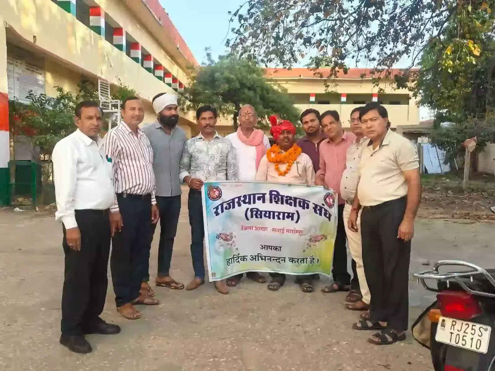 गंगापुर सिटी में राजस्थान शिक्षक संघ सियाराम की बैठक के दौरान दीप प्रज्वलित करते पदाधिकारी और शिक्षक। गंगापुर सिटी में राजस्थान शिक्षक संघ सियाराम की बैठक के दौरान दीप प्रज्वलित करते पदाधिकारी और शिक्षक।