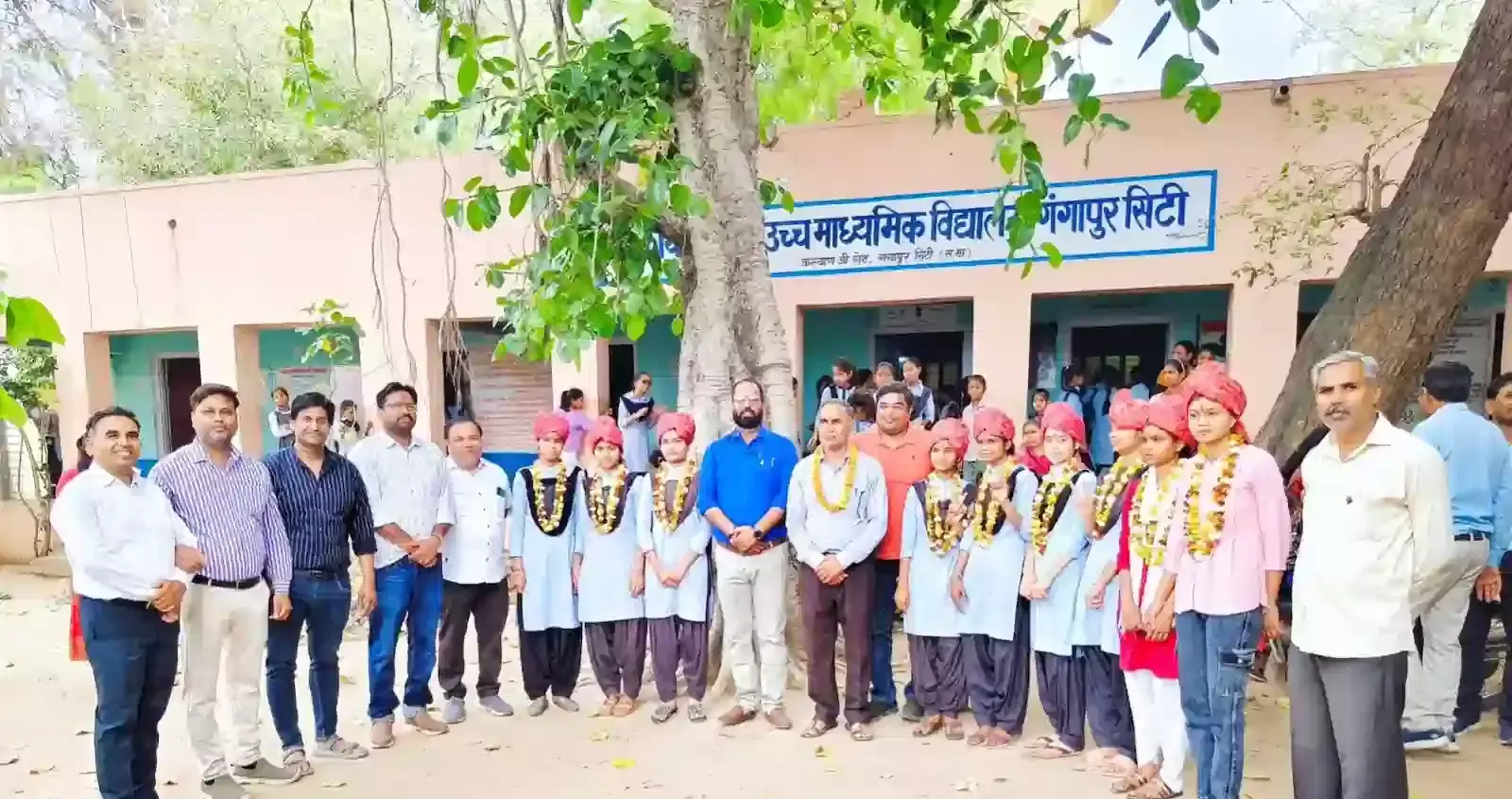 गंगापुर सिटी में विजय जुलूस के दौरान हाथों में तिरंगा और बैनर लिए अपनी सफलता का उत्सव मनातीं मेधावी छात्राएं। गंगापुर सिटी में विजय जुलूस के दौरान हाथों में तिरंगा और बैनर लिए अपनी सफलता का उत्सव मनातीं मेधावी छात्राएं।