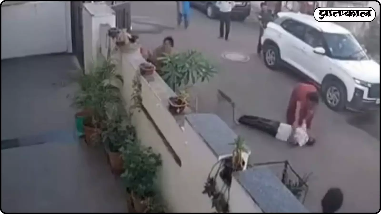 जयपुर में एक मामूली गली विवाद ने भयावह रूप ले लिया, जब एक रिटायर्ड बैंक अधिकारी की धक्का लगने से मौत हो गई। जयपुर में एक मामूली गली विवाद ने भयावह रूप ले लिया, जब एक रिटायर्ड बैंक अधिकारी की धक्का लगने से मौत हो गई।