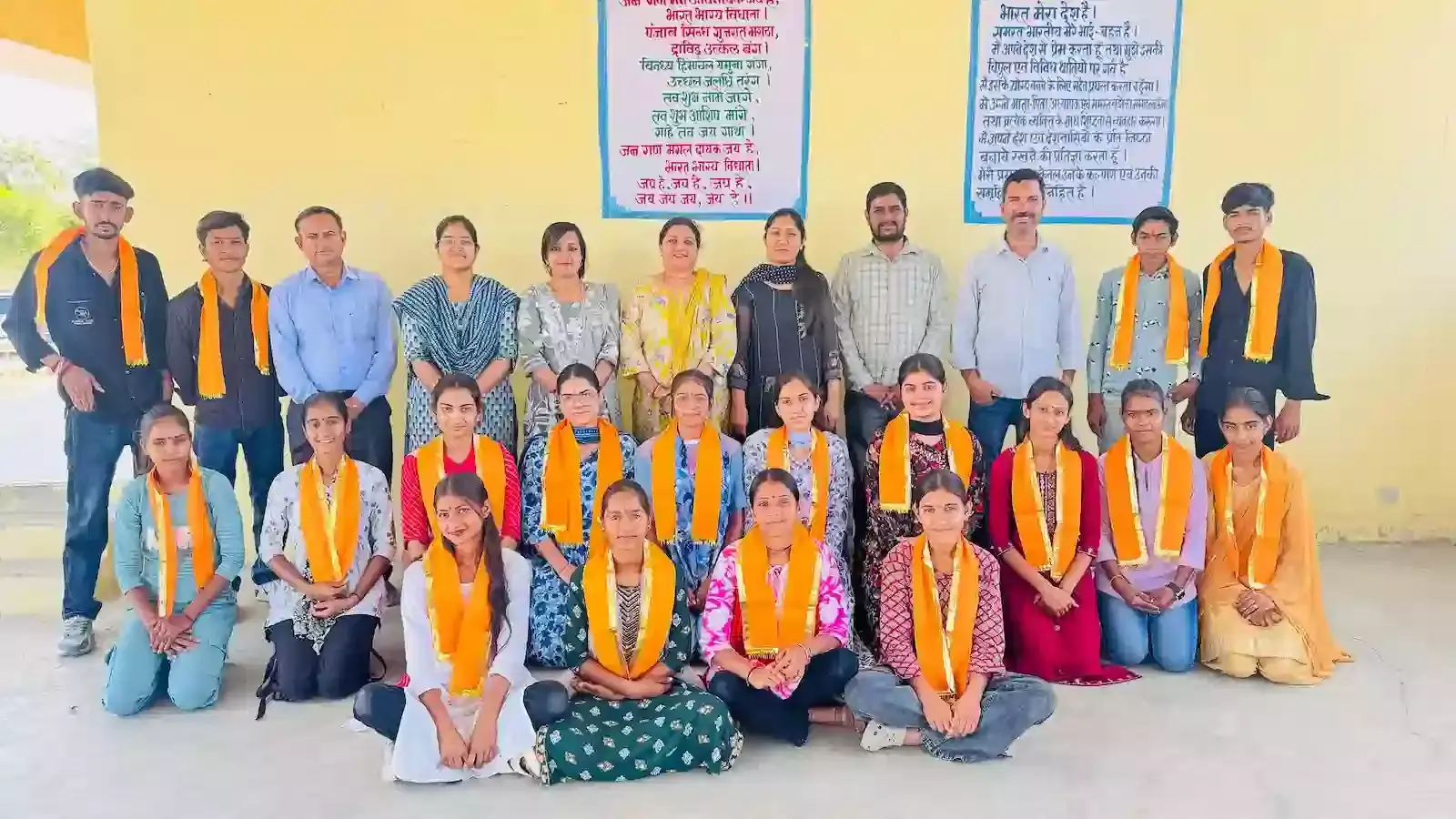 राजकीय उच्च माध्यमिक विद्यालय लोपड़ा में कक्षा 12 की मेधावी छात्राओं का सम्मान करते प्राध्यापक और विद्यालय स्टाफ।