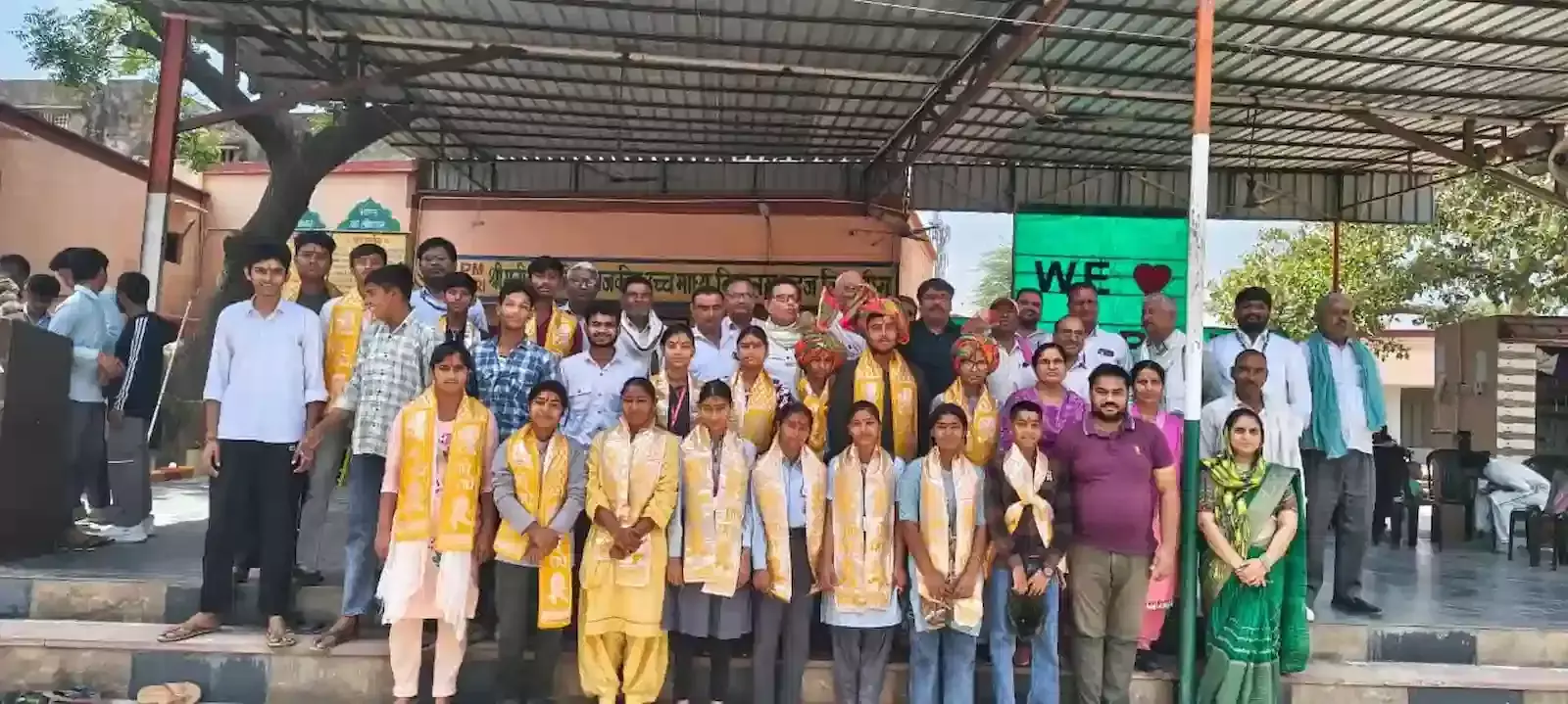 डीग के पीएम श्री विद्यालय बहज में बोर्ड परीक्षा के मेधावी विद्यार्थियों का सम्मान करते ग्रामीण और शिक्षक। डीग के पीएम श्री विद्यालय बहज में बोर्ड परीक्षा के मेधावी विद्यार्थियों का सम्मान करते ग्रामीण और शिक्षक।