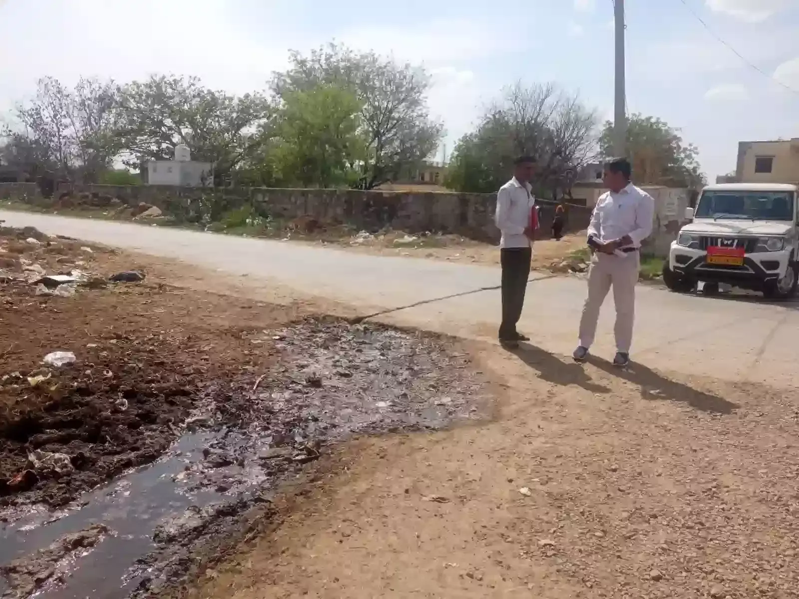 गंगापुर सिटी की ग्राम पंचायत उदेईखुर्द में स्वच्छता गतिविधियों का निरीक्षण करते पंचायत समिति विकास अधिकारी डॉ जगदीश गुर्जर। गंगापुर सिटी की ग्राम पंचायत उदेईखुर्द में स्वच्छता गतिविधियों का निरीक्षण करते पंचायत समिति विकास अधिकारी डॉ जगदीश गुर्जर।