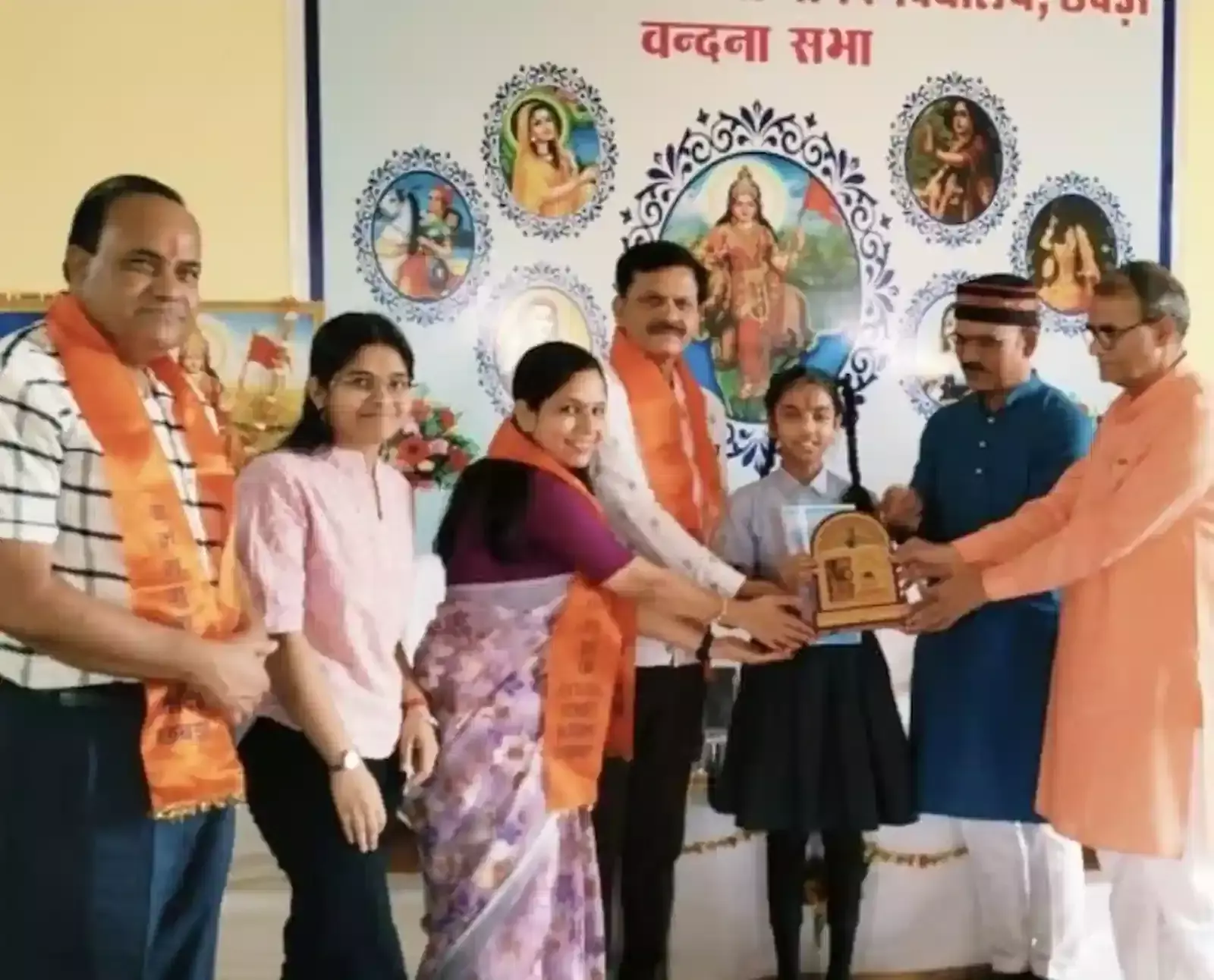 छबड़ा के विद्या भारती स्कूल में आयोजित प्रतिभा सम्मान समारोह के दौरान मेधावी विद्यार्थियों को पुरस्कृत करते अतिथि। छबड़ा के विद्या भारती स्कूल में आयोजित प्रतिभा सम्मान समारोह के दौरान मेधावी विद्यार्थियों को पुरस्कृत करते अतिथि।