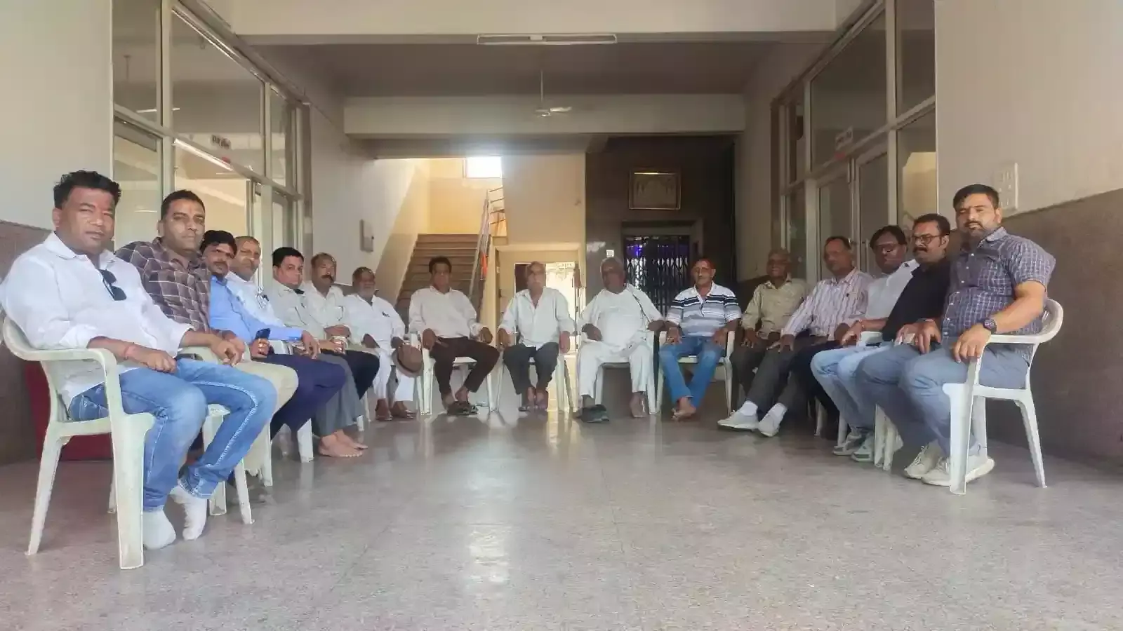 निकुंज वाटिका फतहनगर में बैठक करते मेवाड़ टांक समाज के प्रबुद्धजन और वरिष्ठ प्रतिनिधि। निकुंज वाटिका फतहनगर में बैठक करते मेवाड़ टांक समाज के प्रबुद्धजन और वरिष्ठ प्रतिनिधि।