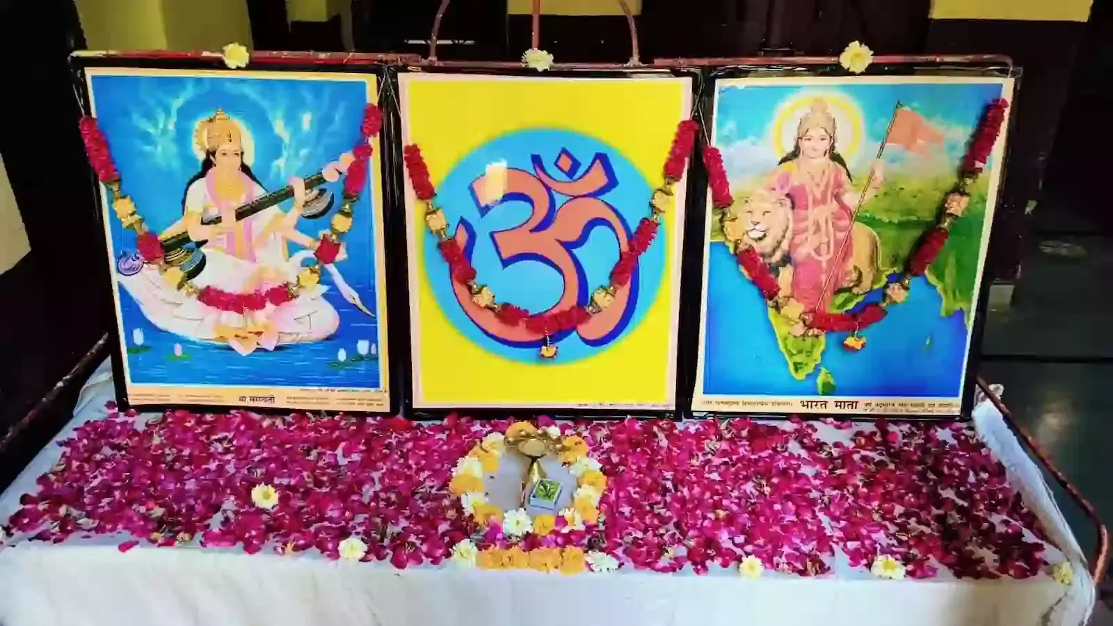 अटरू के आदर्श विद्या मन्दिर में हनुमान जन्मोत्सव कार्यक्रम के दौरान मंचासीन अतिथि और बैठे हुए विद्यार्थी। अटरू के आदर्श विद्या मन्दिर में हनुमान जन्मोत्सव कार्यक्रम के दौरान मंचासीन अतिथि और बैठे हुए विद्यार्थी।
