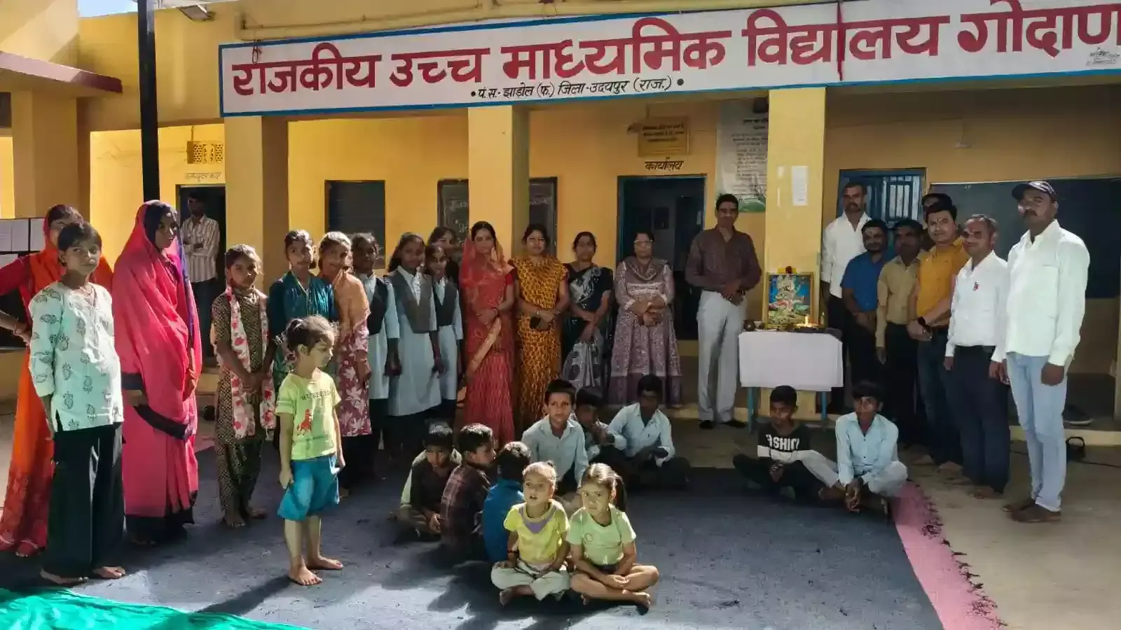 राजकीय उच्च माध्यमिक विद्यालय गोदाणा में हनुमान जयंती और प्रवेशोत्सव के अवसर पर एकत्रित विद्यार्थी और शिक्षक। राजकीय उच्च माध्यमिक विद्यालय गोदाणा में हनुमान जयंती और प्रवेशोत्सव के अवसर पर एकत्रित विद्यार्थी और शिक्षक।