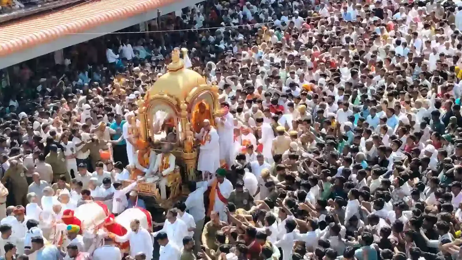 श्री महावीरजी में स्वर्ण रथ पर विराजमान भगवान महावीर की प्रतिमा और रथयात्रा में शामिल हजारों श्रद्धालु। श्री महावीरजी में स्वर्ण रथ पर विराजमान भगवान महावीर की प्रतिमा और रथयात्रा में शामिल हजारों श्रद्धालु।