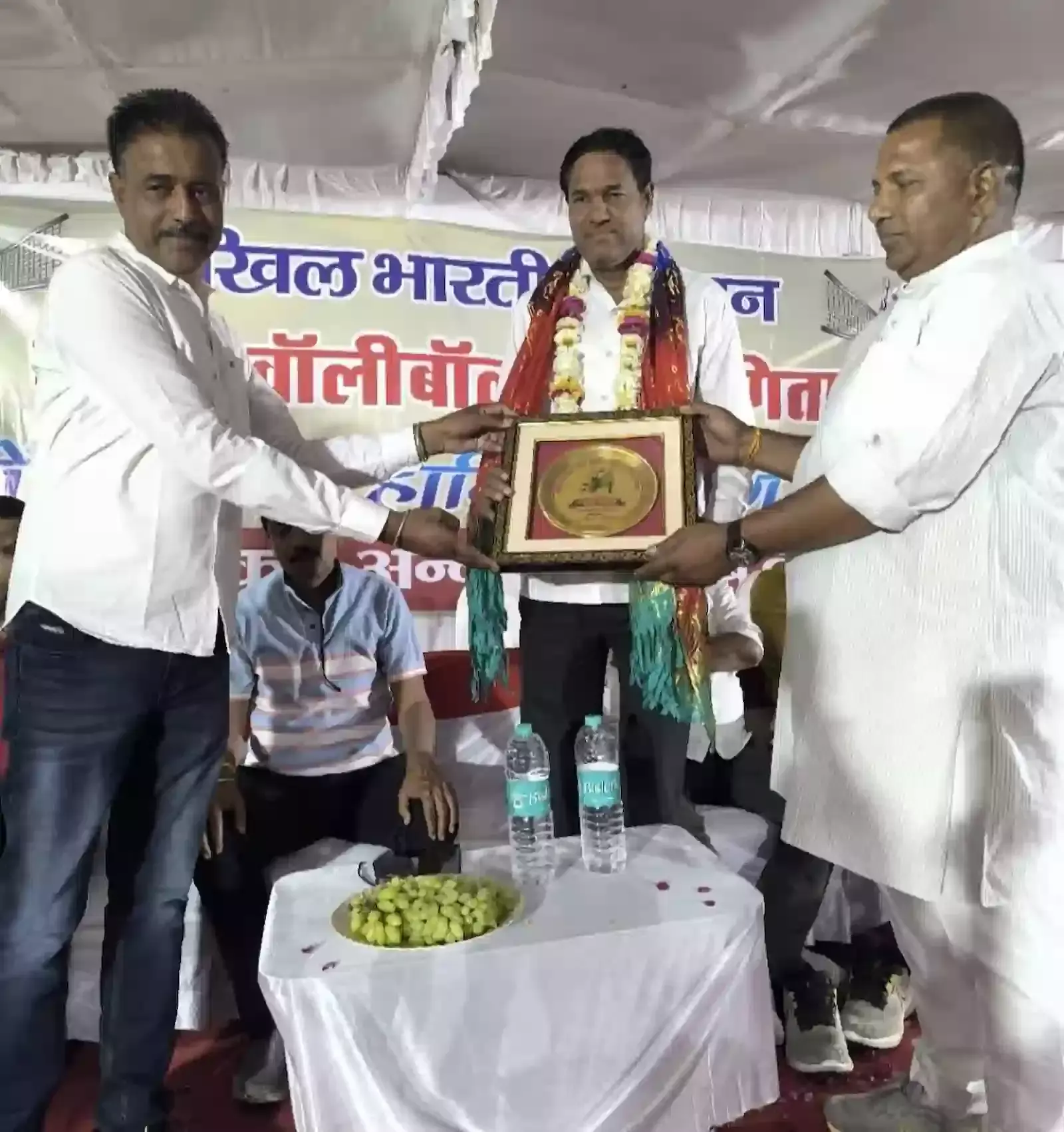 बारां खेल संकुल मैदान में शूटिंग बॉल प्रतियोगिता के शुभारंभ पर जुटे खिलाड़ी और अतिथि। बारां खेल संकुल मैदान में शूटिंग बॉल प्रतियोगिता के शुभारंभ पर जुटे खिलाड़ी और अतिथि।