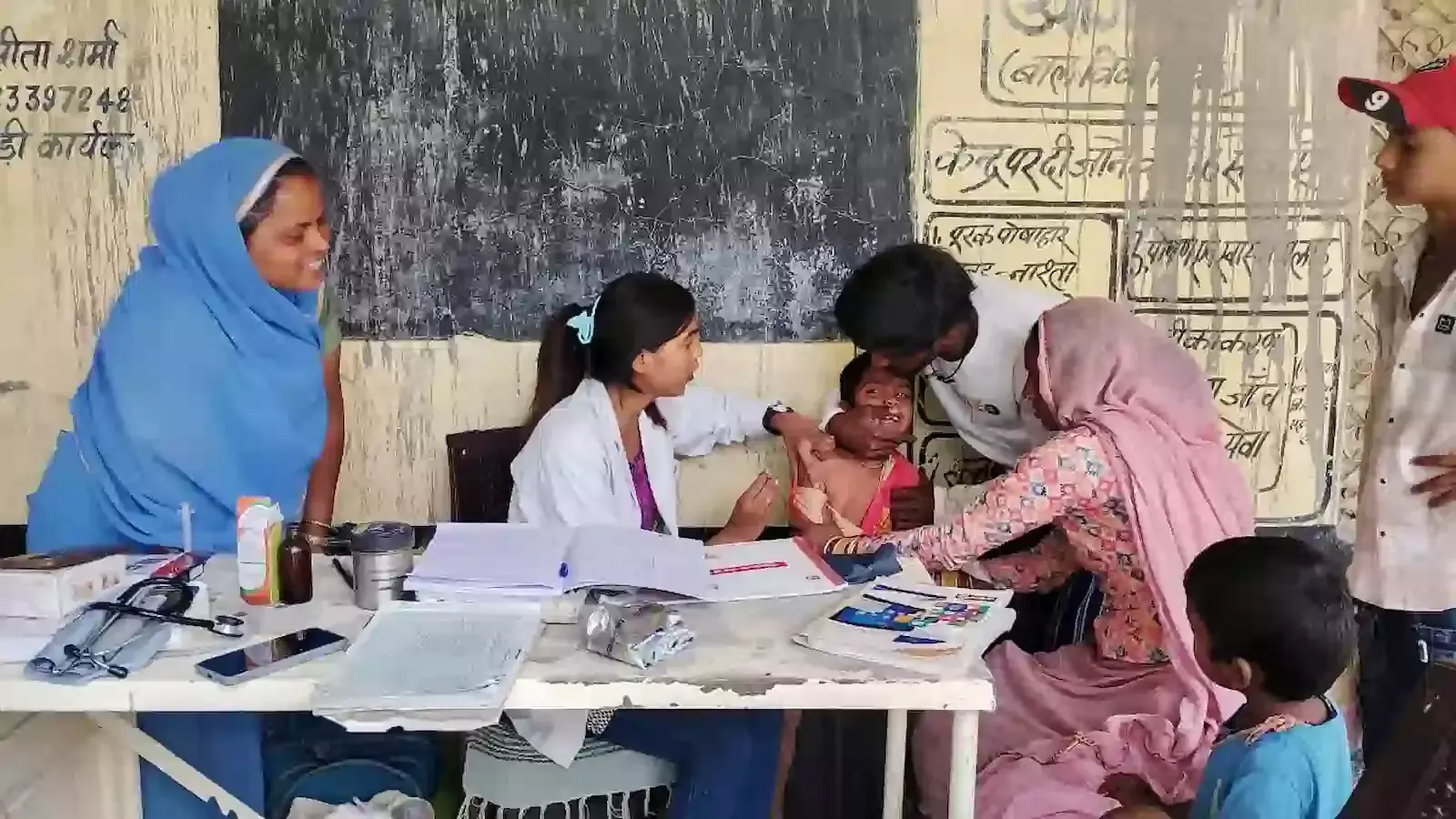 सवाई माधोपुर के स्वास्थ्य केंद्र पर गर्भवती महिलाओं और बच्चों के टीकाकरण सत्र का दृश्य। सवाई माधोपुर के स्वास्थ्य केंद्र पर गर्भवती महिलाओं और बच्चों के टीकाकरण सत्र का दृश्य।