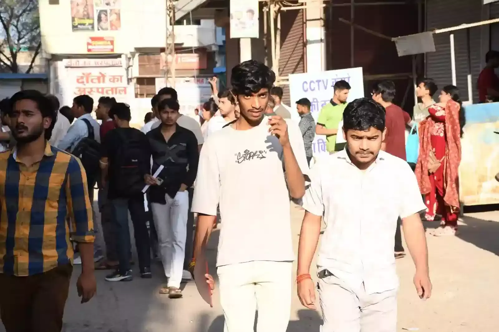 जेईई मेन 2026 परीक्षा केंद्र के बाहर चर्चा करते छात्र और प्रश्न पत्र विश्लेषण का दृश्य।