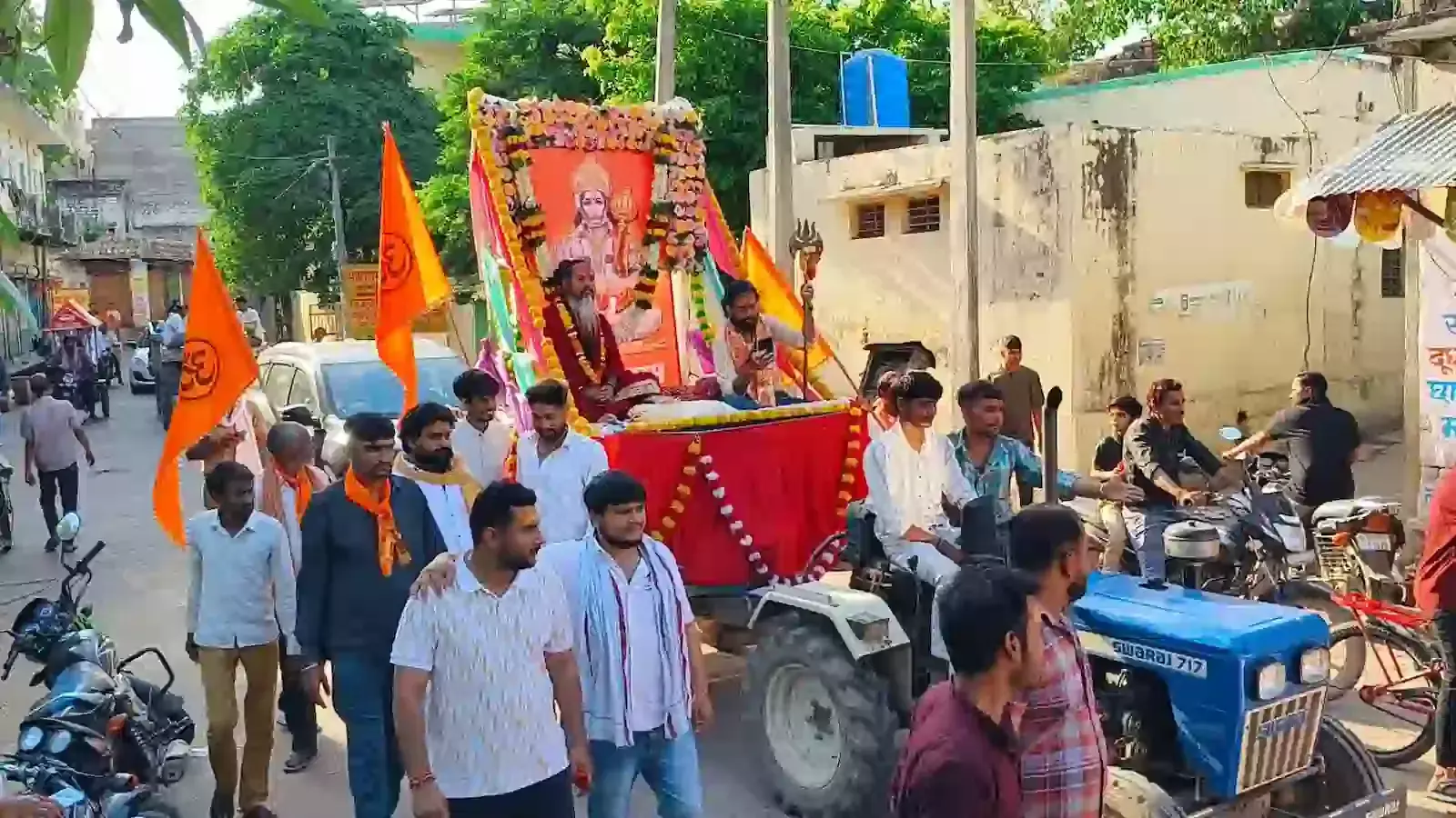 बयाना के मुख्य बाजार में हनुमान जयंती शोभायात्रा के दौरान रथ पर सवार देवी-देवताओं के स्वरूप और उमड़ी श्रद्धालुओं की भीड़। बयाना के मुख्य बाजार में हनुमान जयंती शोभायात्रा के दौरान रथ पर सवार देवी-देवताओं के स्वरूप और उमड़ी श्रद्धालुओं की भीड़।